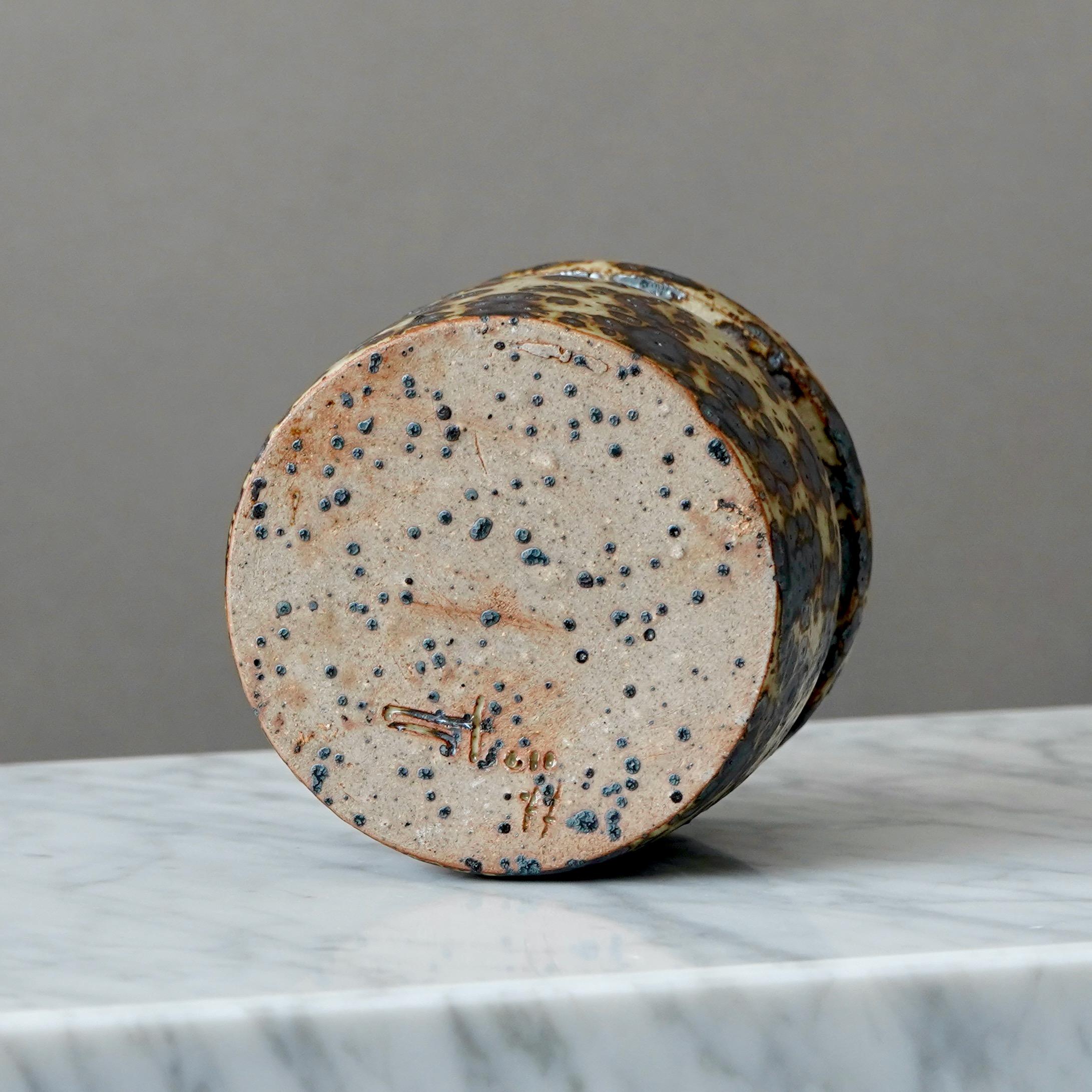 Ceramica Vaso in gres marrone del ceramista svedese Claes Thell, 1977 in vendita