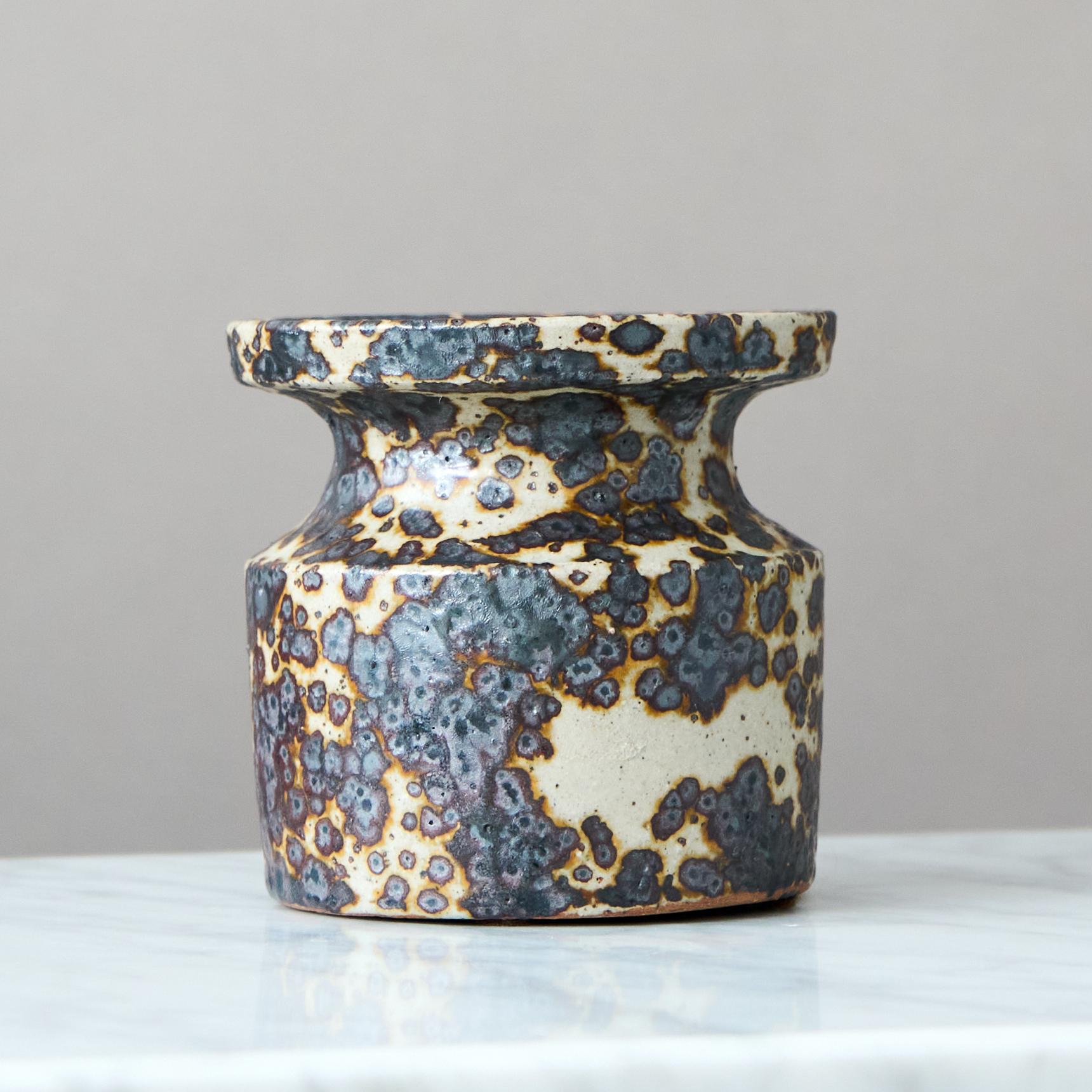 Brown Stoneware Vase by Swedish Ceramist Claes Thell, 1977 For Sale 1