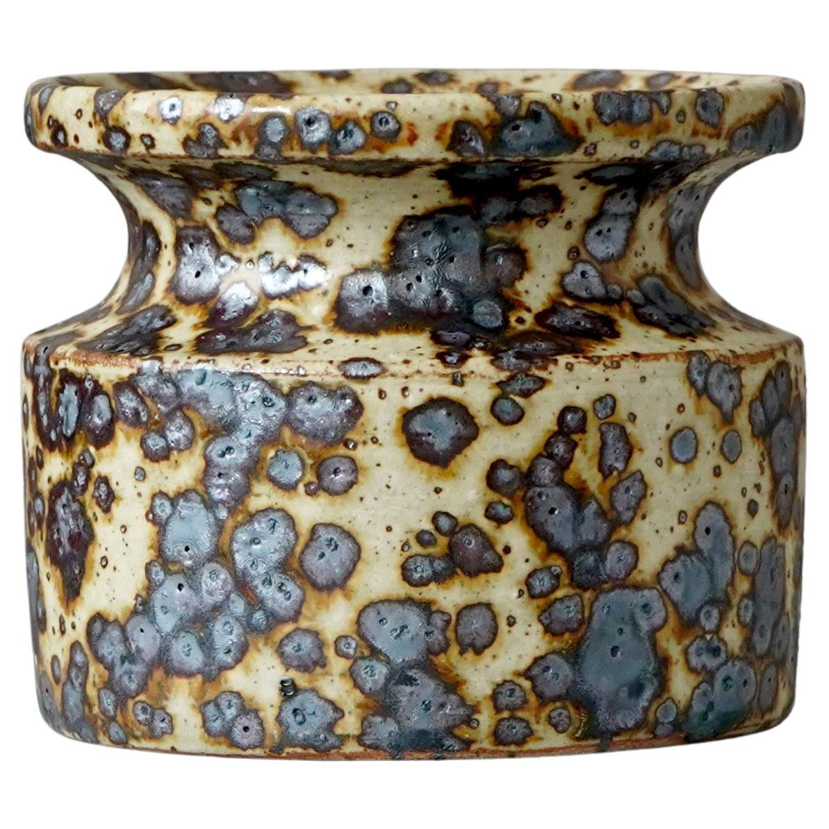Vaso in gres marrone del ceramista svedese Claes Thell, 1977