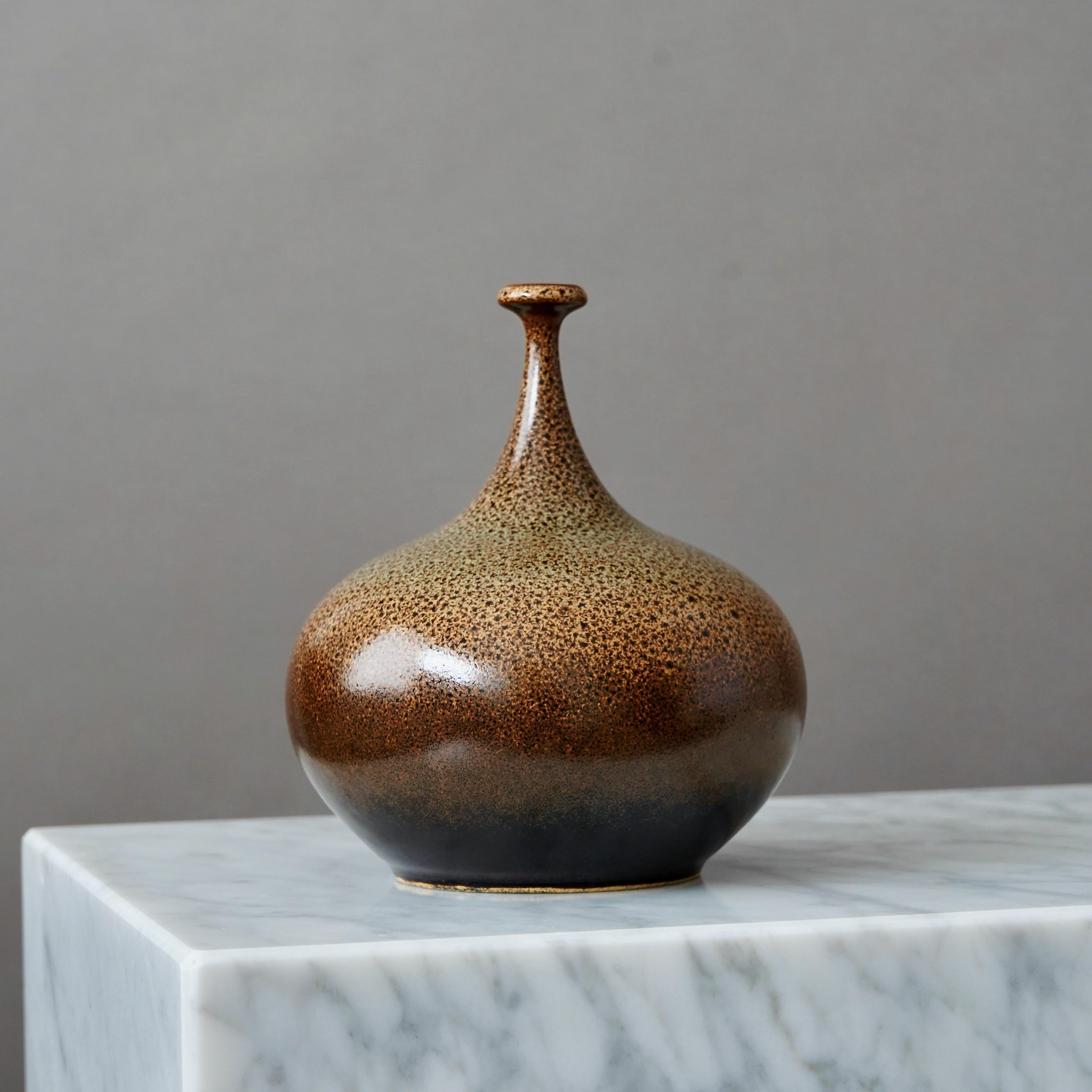 Un bellissimo vaso in gres con un'incredibile smaltatura 