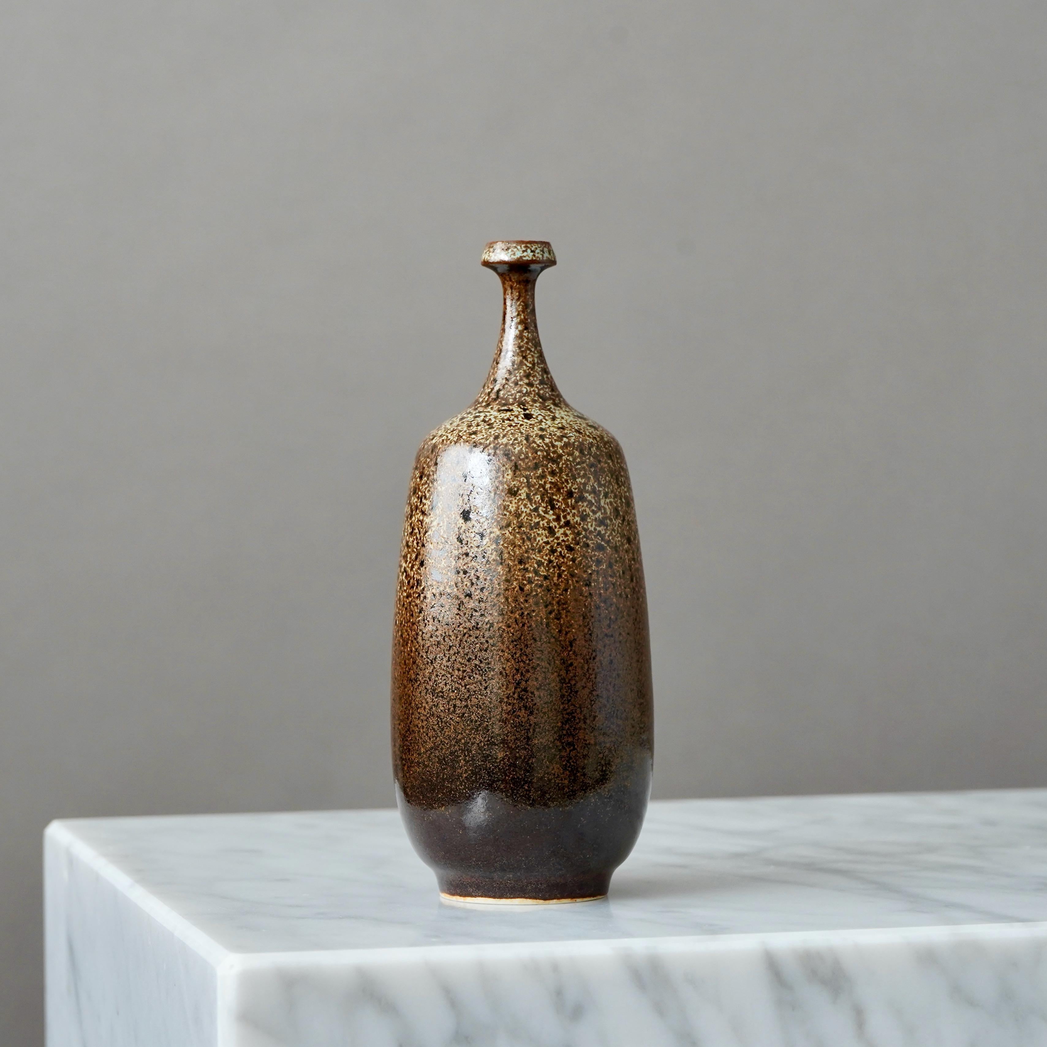 Un magnifique vase en grès avec une glaçure 