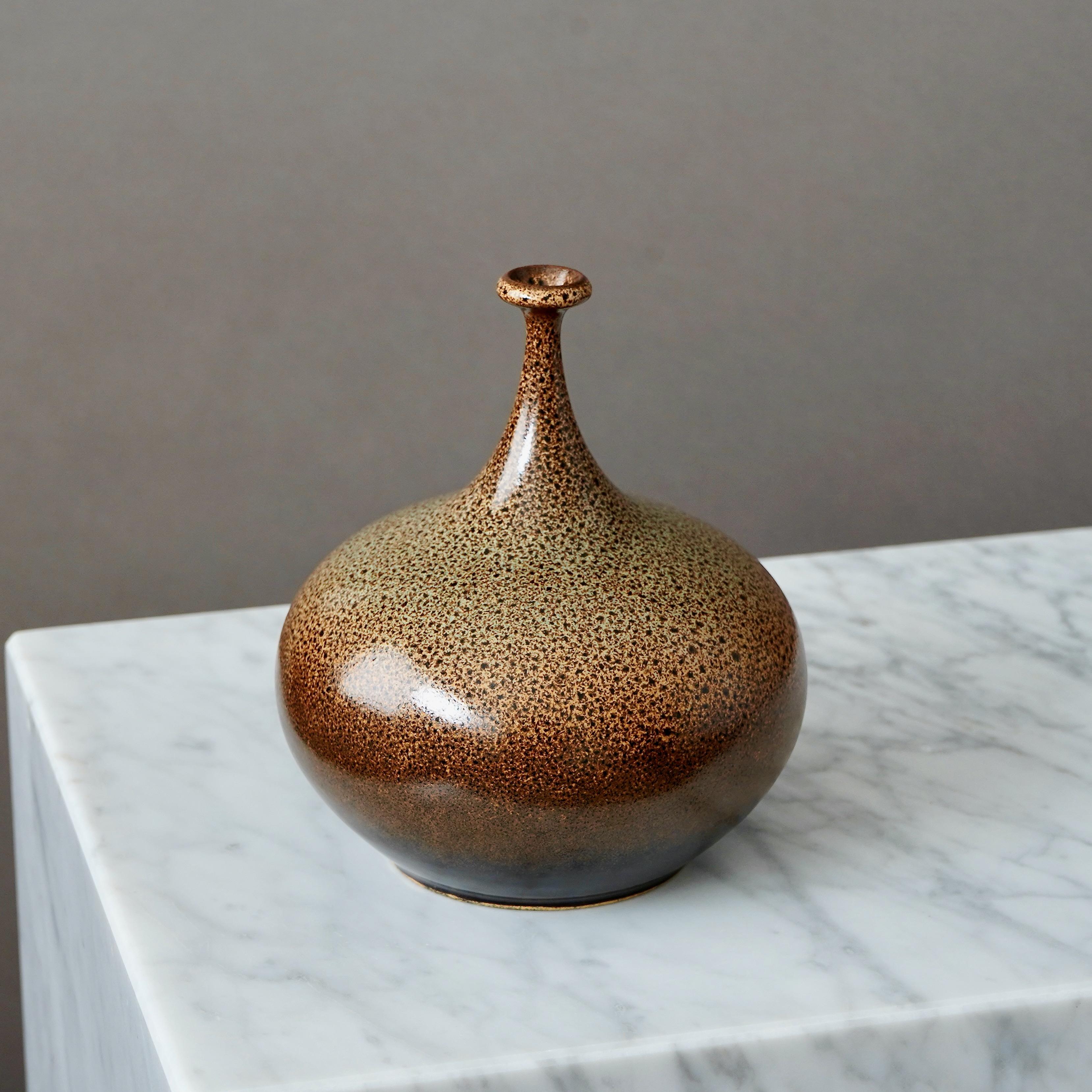 Scandinavo moderno Vaso in gres marrone di Yngve Blixt, Höganäs, Svezia, 1974 in vendita