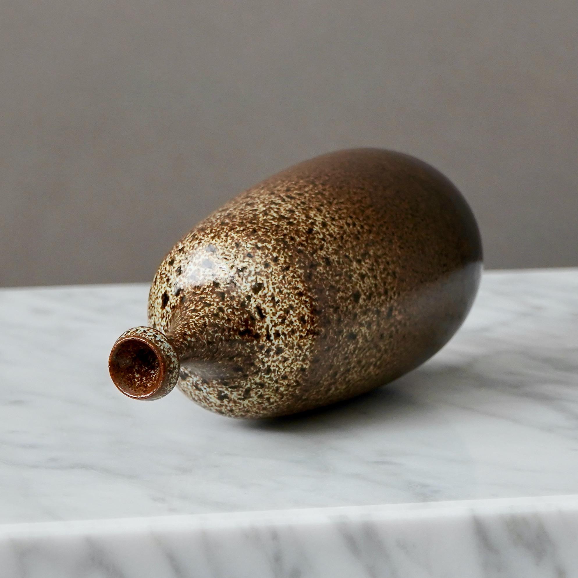 Suédois Vase en grès Brown par Yngve Blixt, Höganäs, Suède, 1974 en vente