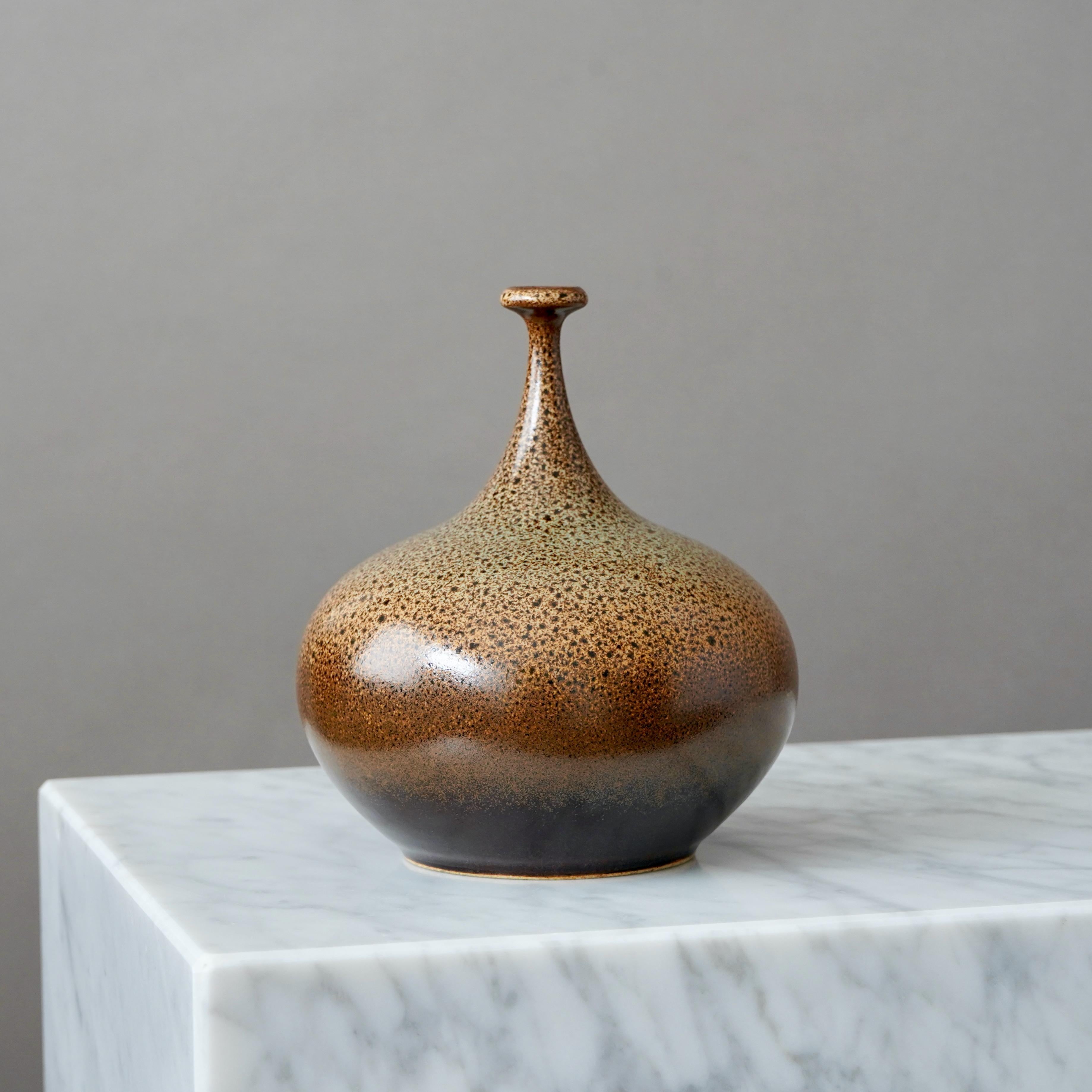 Vaso in gres marrone di Yngve Blixt, Höganäs, Svezia, 1974 In condizioni buone in vendita a Malmö, SE