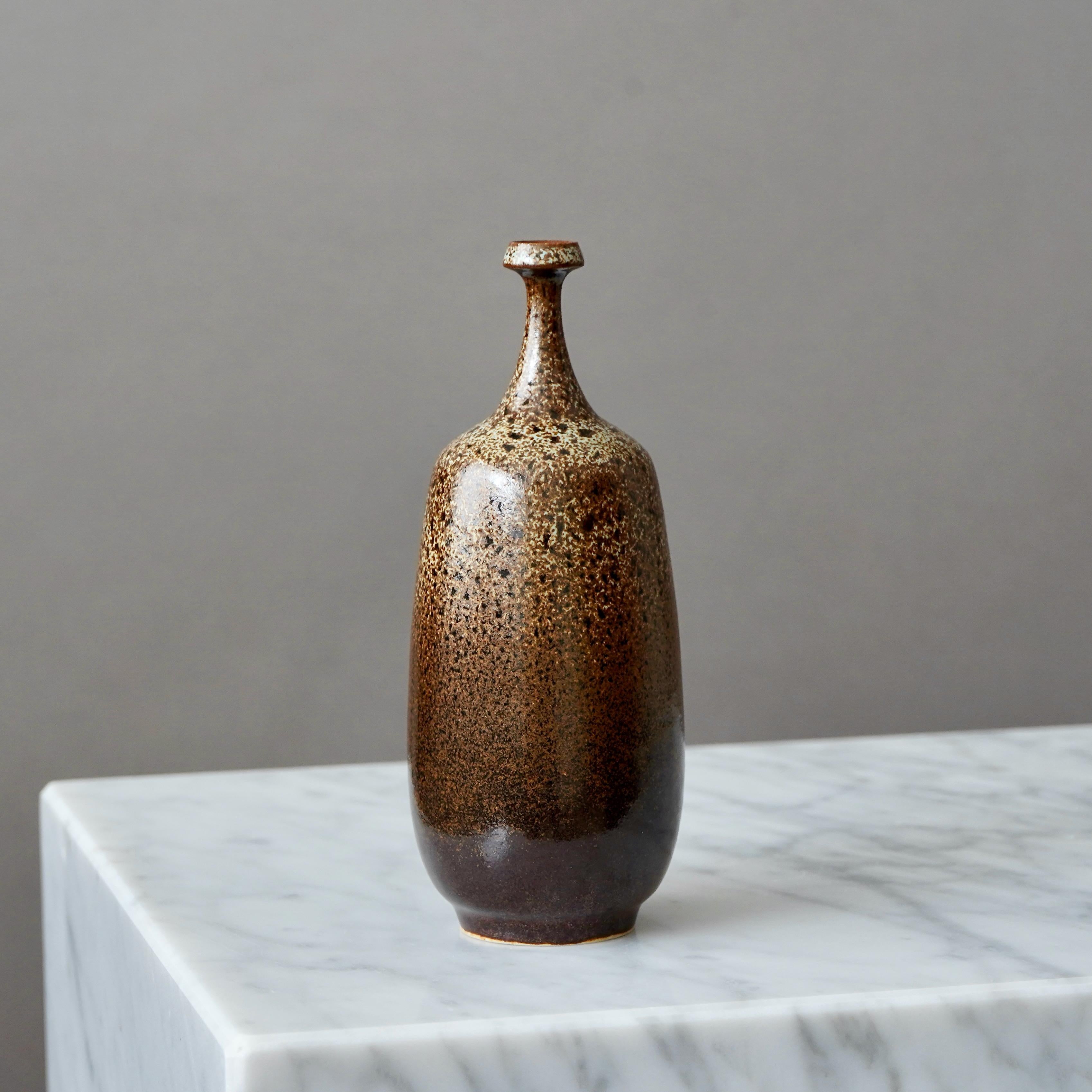 Vase en grès Brown par Yngve Blixt, Höganäs, Suède, 1974 Bon état - En vente à Malmö, SE