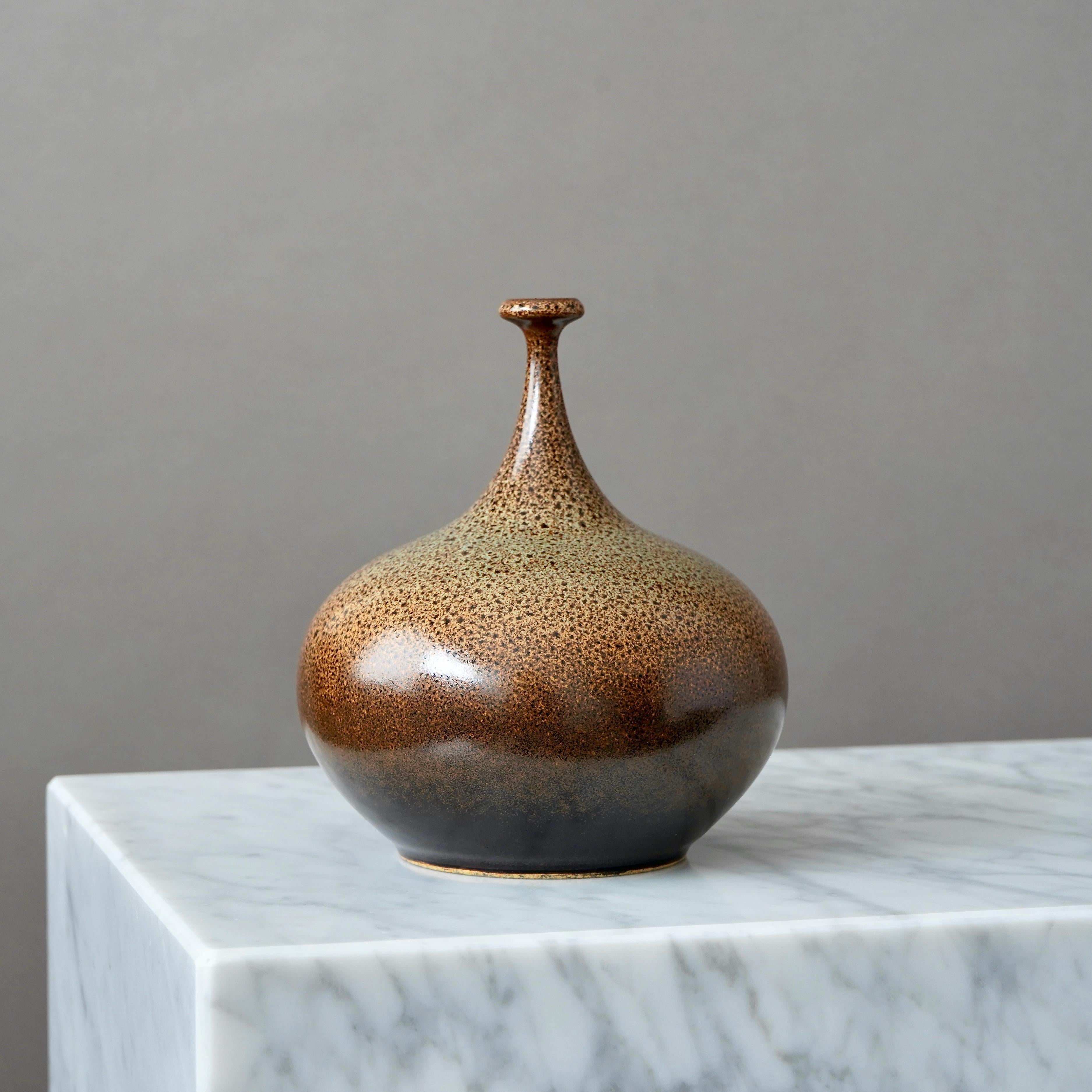 XX secolo Vaso in gres marrone di Yngve Blixt, Höganäs, Svezia, 1974 in vendita