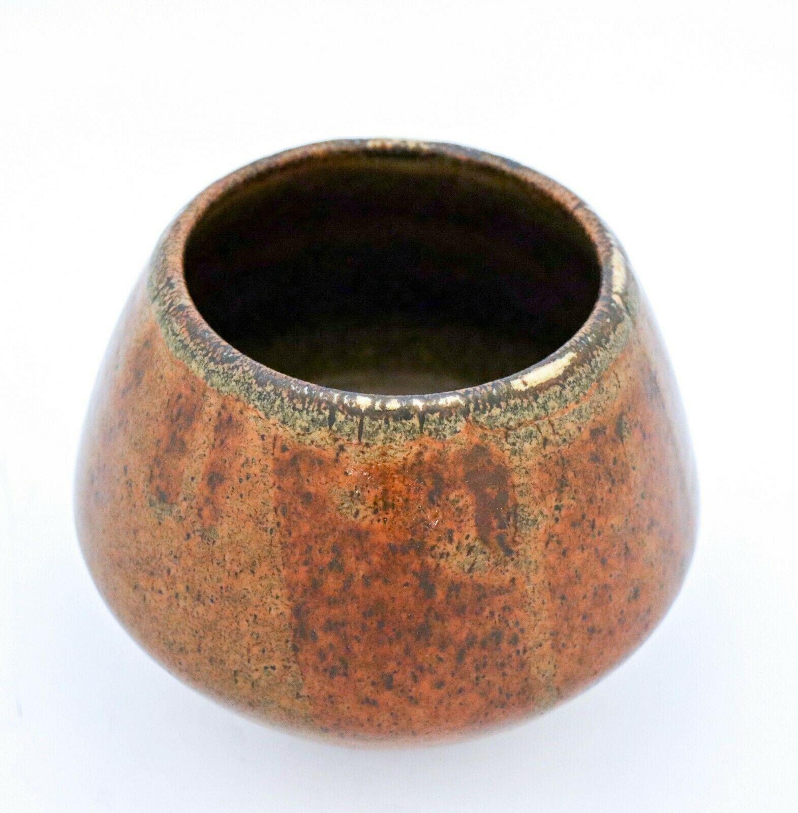 A brown vase designed by Carl-Harry Stålhane at Rörstrand, it´s 14,5 cm high and 18 cm in diameter. It´s in mint condition. It´s dated 1965 and it is a unique vase. 
 