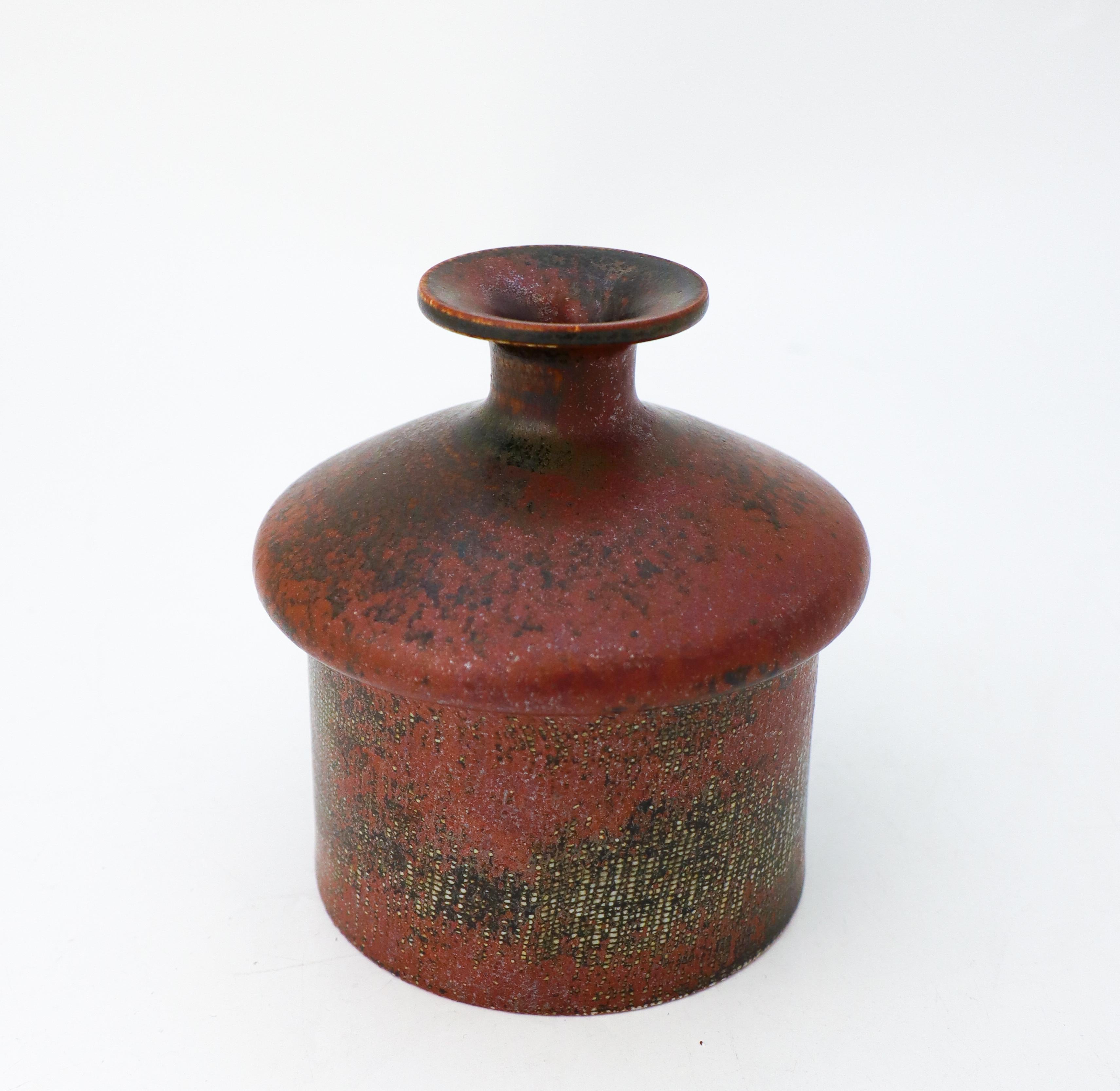 Un delizioso vaso in gres disegnato da Stig Lindberg a Gustavsberg. Il vaso misura 14,5 cm di altezza e 12,5 cm di diametro. È in ottime condizioni ed è contrassegnato come nelle foto. Si tratta di un vaso unico progettato dallo Studio A di