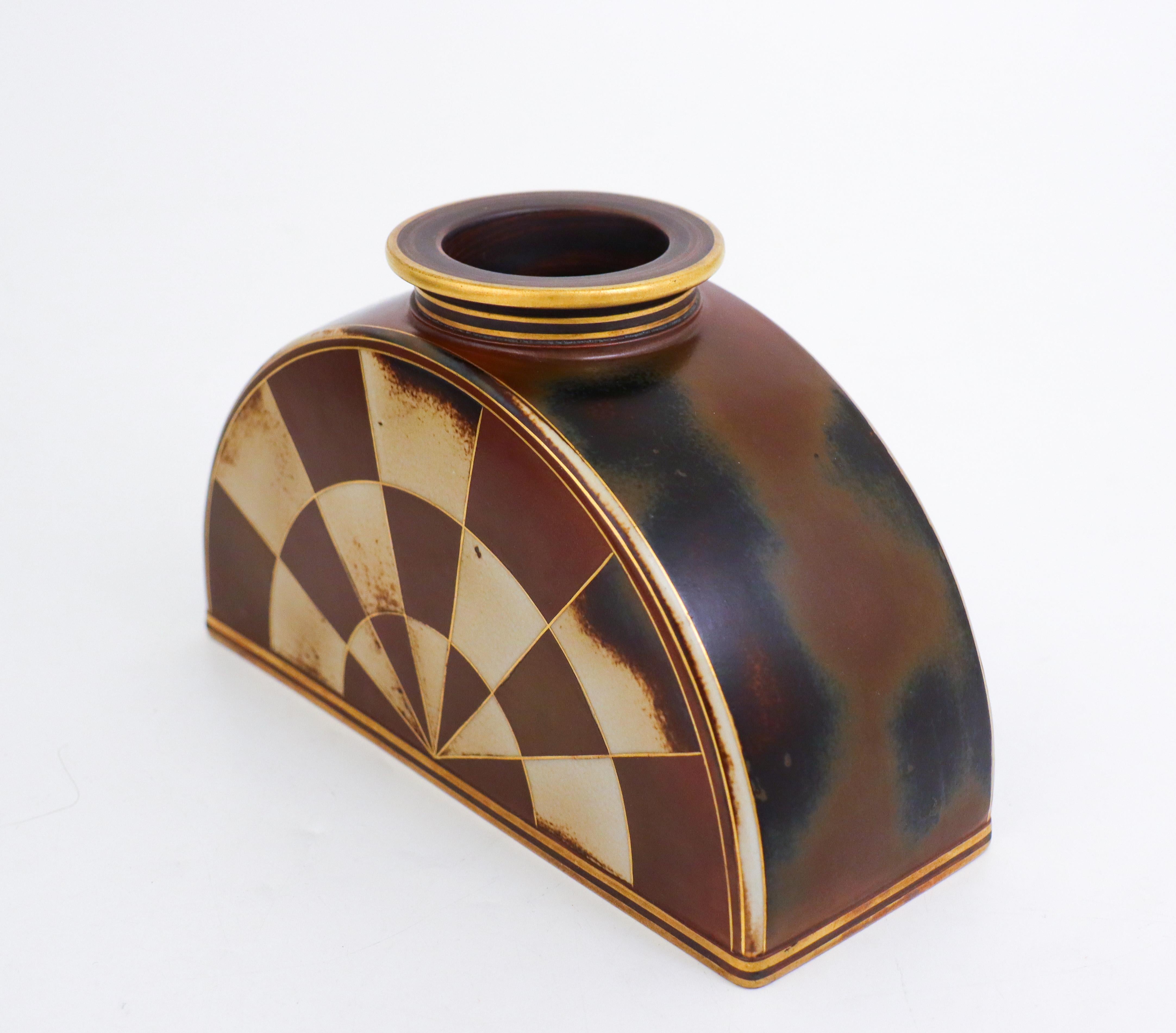 Die seltene Vase wurde von Gunnar Nylund bei Rörstrand entworfen. Sie ist in Flambé-Technik gehalten und wurde in den 1940er Jahren entworfen. Die Vase ist 12,5 cm hoch und befindet sich in einem ausgezeichneten Zustand. 

Gunnar Nylund wurde in