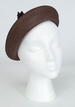 Brown Straw Petite Breton Seaside Hat with Upturned Brim and Bow – S, 1940s