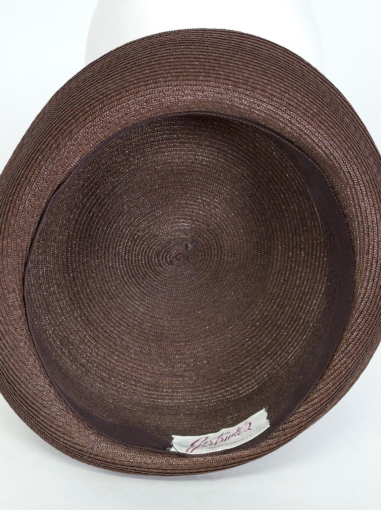 Brown Straw Petite Breton Seaside Hat with Upturned Brim and Bow – S, 1940s In Excellent Condition For Sale In Tucson, AZ