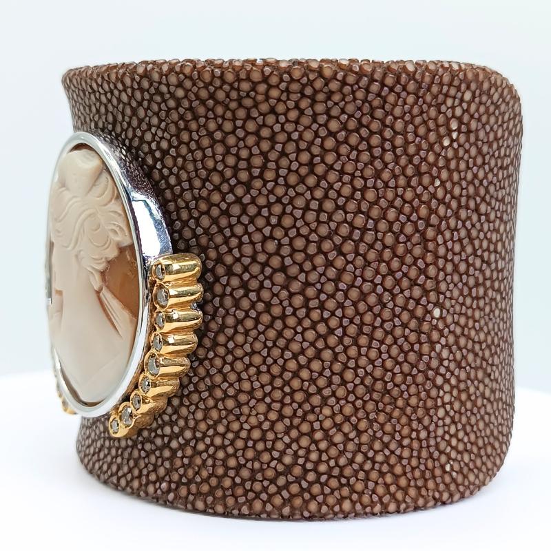 Brown Stingray Leaher with Cameo set in white gold and 18 brilliant cut brown diamonds set in yellow gold.

18k White and Yellow Gold
18 Diamonds 0.74k
Cameo
Stringray leather bracelet