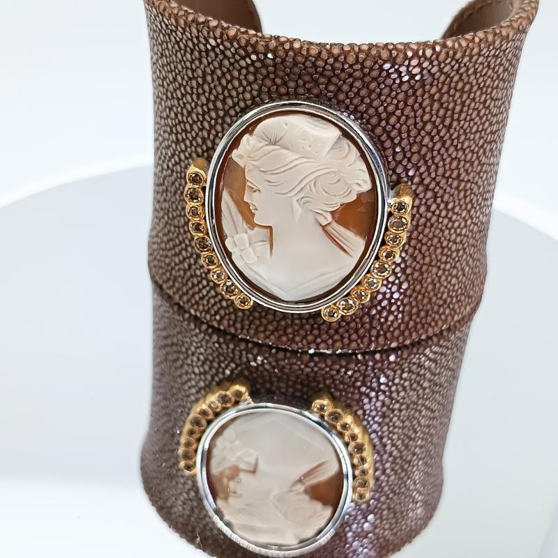 Brown stripe leather Bracelet with Cameo In New Condition For Sale In BILBAO, ES