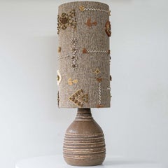 Lampe de table en céramique à rayures brunes, abat-jour brodé fait sur mesure par R. Houben