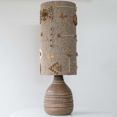 Lampe de table en céramique à rayures brunes, abat-jour brodé fait sur mesure par R. Houben