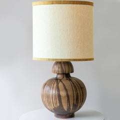 Lampe de table en céramique à rayures marron, abat-jour en soie CUSTOM MADE par R. Houben