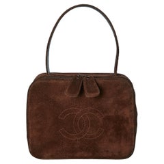 Sac en daim marron avec fermeture éclair et surpiqûres CC Chanel 