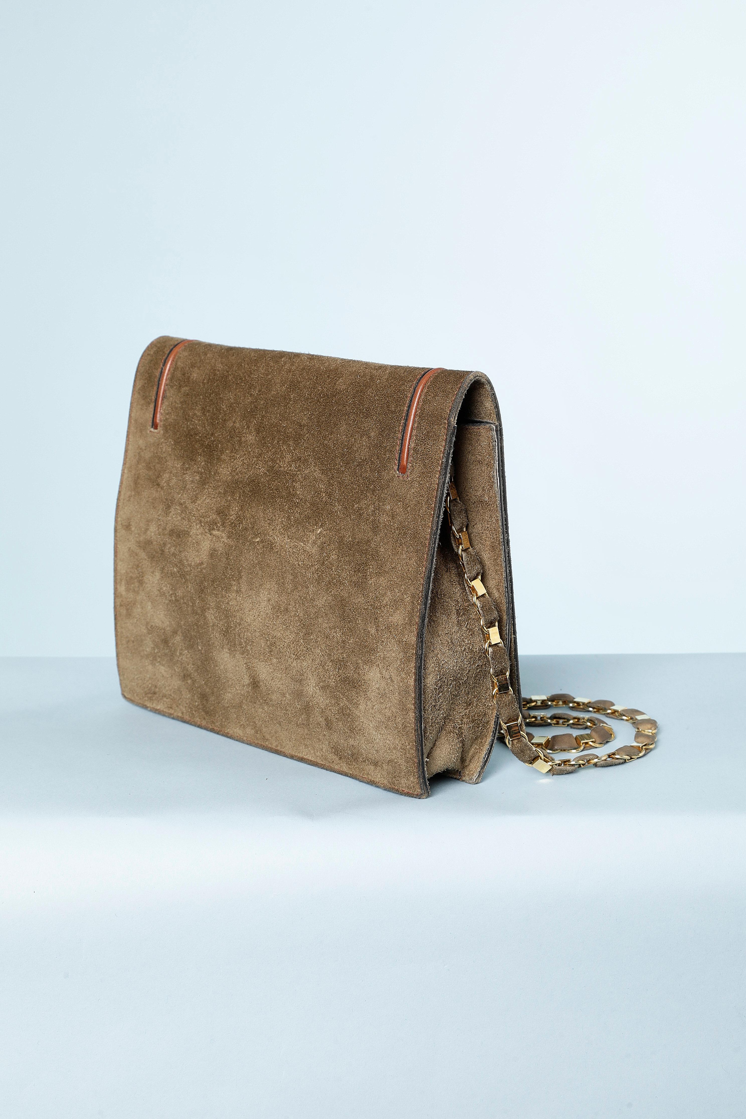 Brown suede bag with leather details and metallic chain and suede.
Black leather lining.
SIZE: 20 cm X 3 cm X 21 cm 