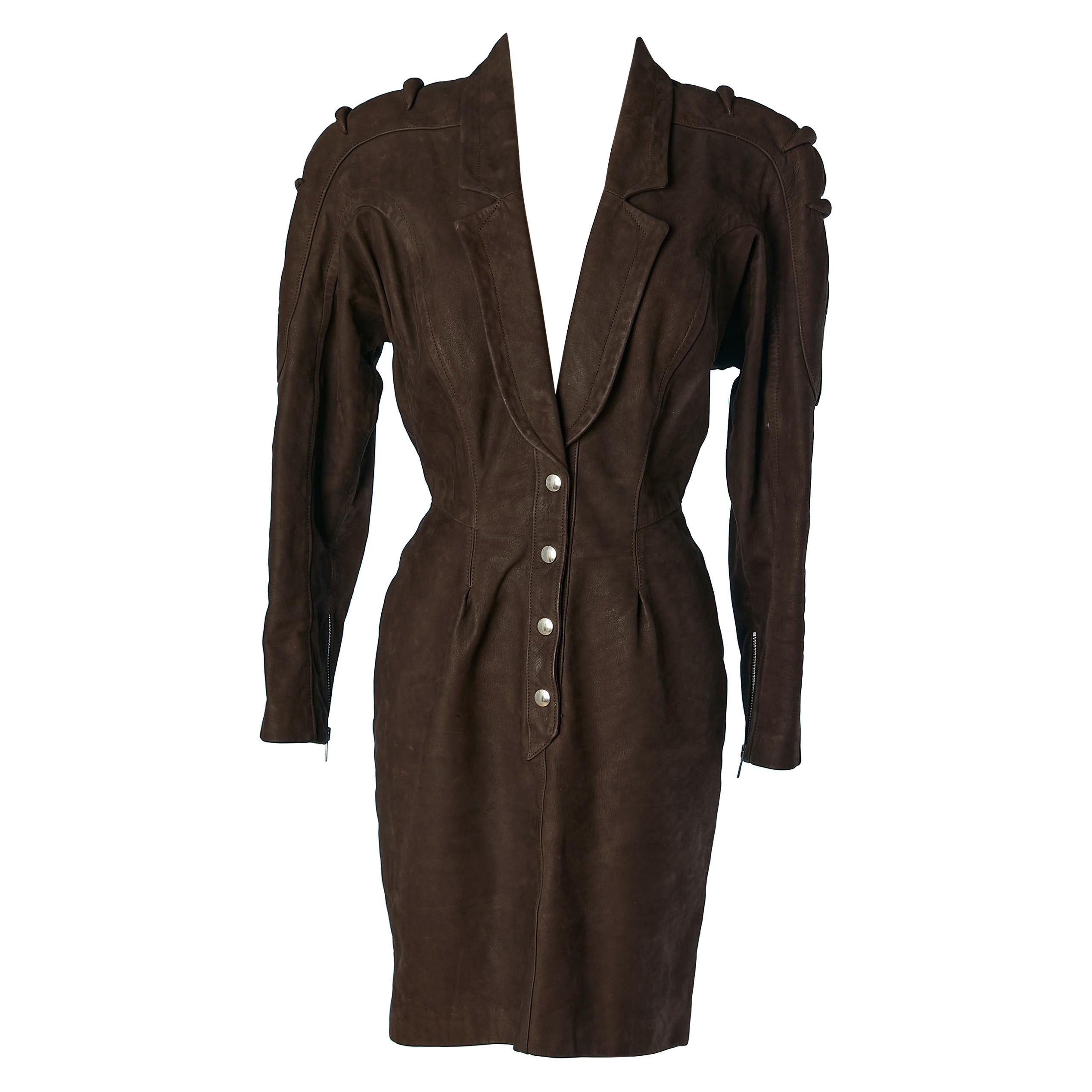 Braunes Kleid aus Wildleder mit Schlitz und Metallschnalle Thierry Mugler