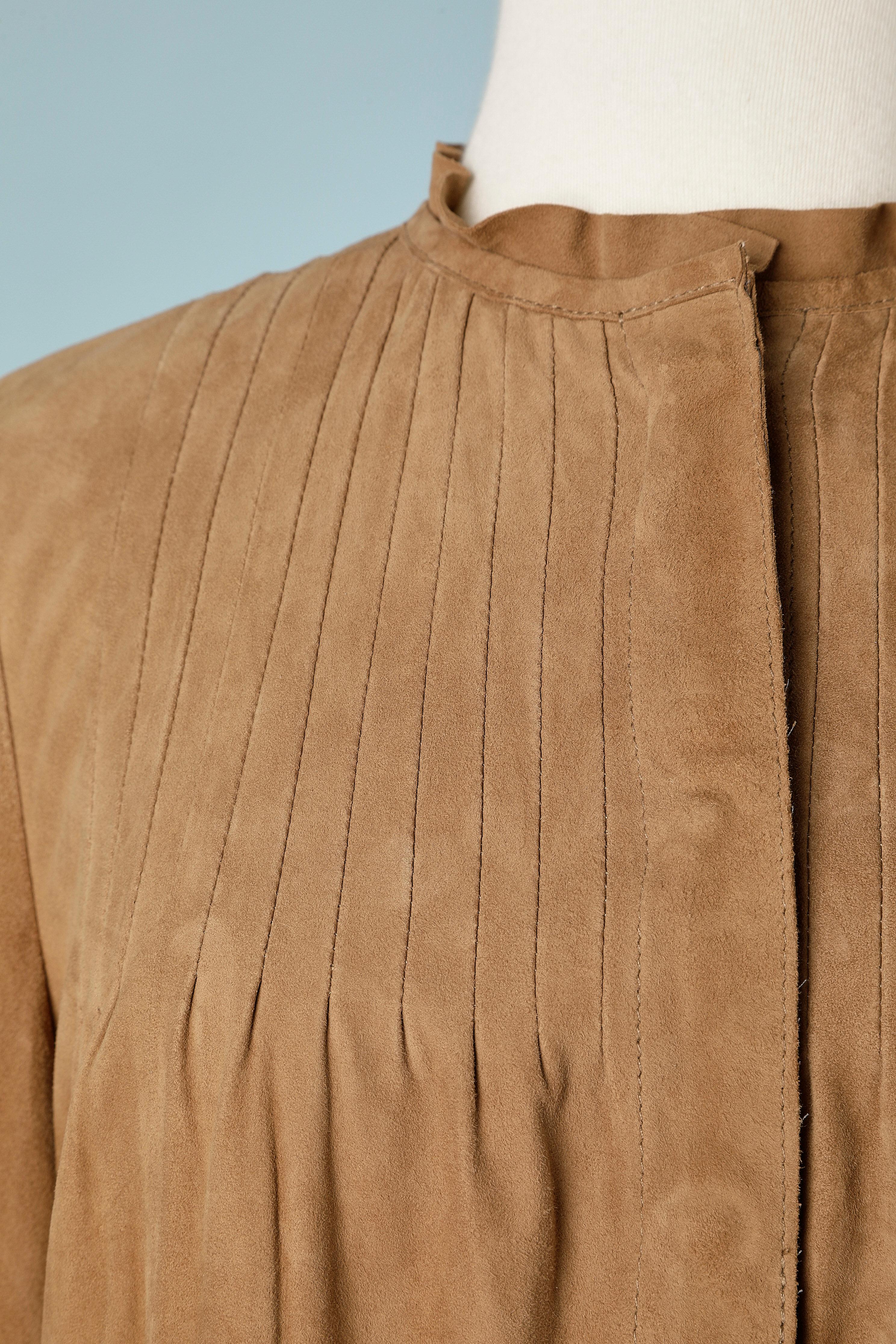 Camicia in pelle scamosciata marrone con bottoni a pressione metallici dorati. Tasche e nessuna fodera tranne all'interno della tasca ( Cupro) 
TAGLIA S