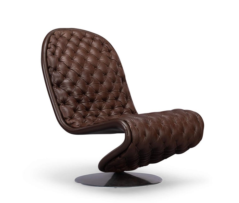 Design lounge swivelchair
Verner Panton 'System 1-2-3' lounge chair produced by Fritz Hansen. This chair is upholstered in deep-stitched patinated brown-coloured leather, fitted on trumpet base in polished aluminium.

The chair was designed in