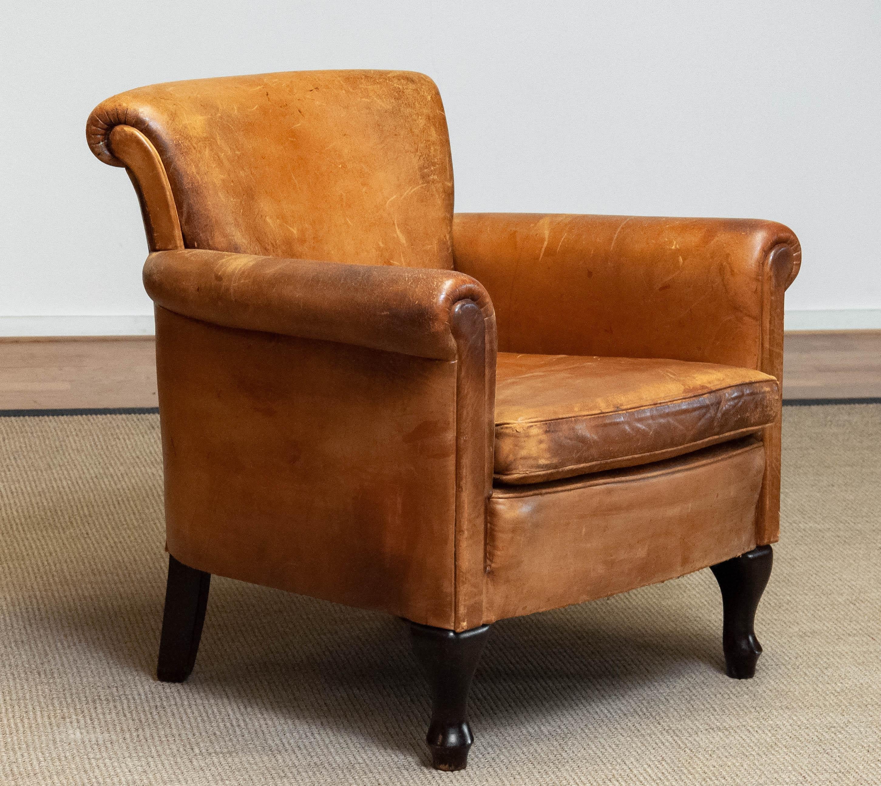 Schöne Französisch Art Deco Schafe Leder Club / Lounge-Stuhl. Gerollte Armlehnen und Rückenlehne mit losem Sitzkissen, alle mit dem originalen, weichen Schafsleder gepolstert. Die gealterte Patina und der Charakter dieser klassischen