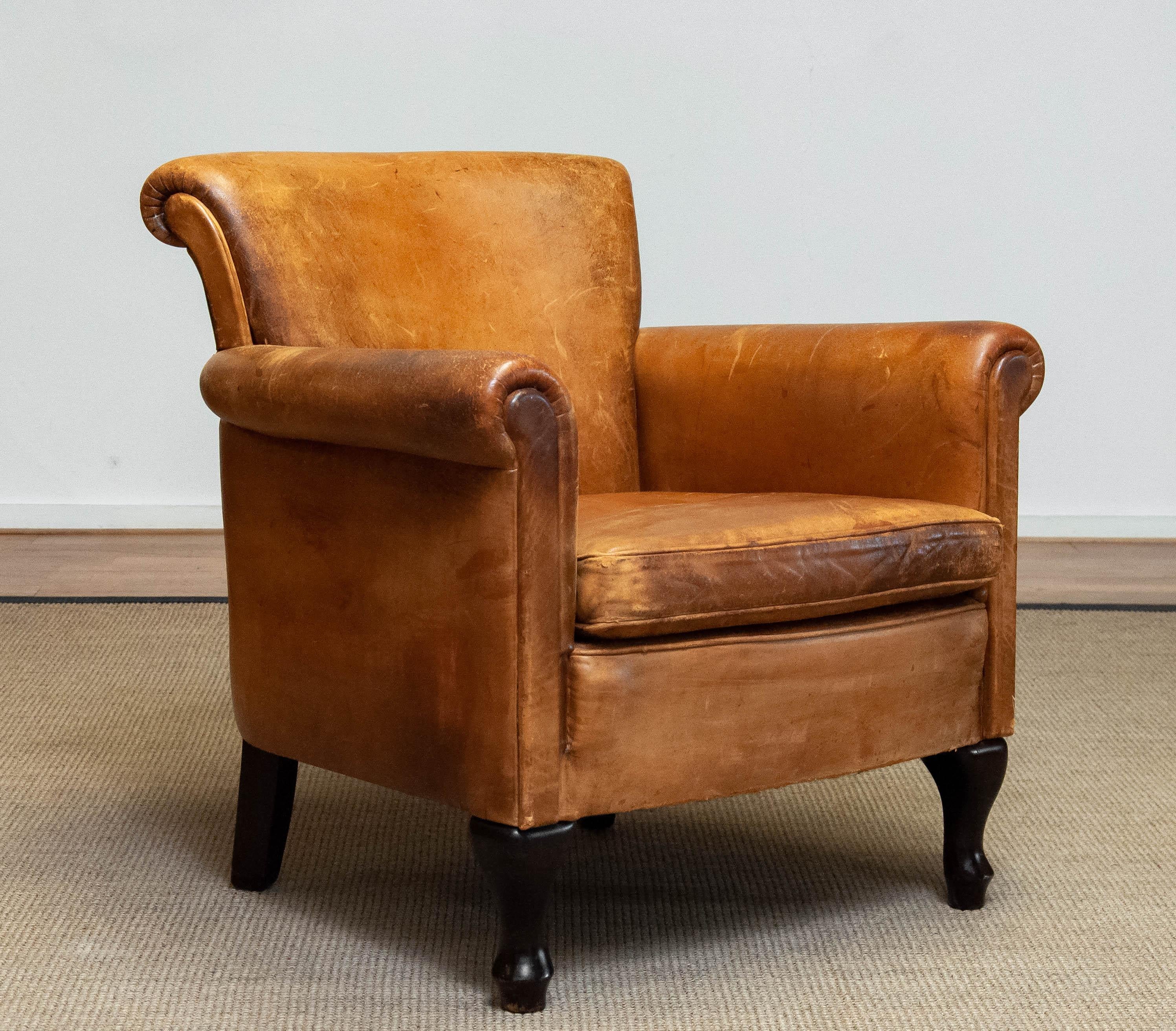 1960er Jahre Braun / Tan Französisch Art Deco 'Sheep' Leder Roll Back Lounge / Club Chair (Art déco) im Angebot