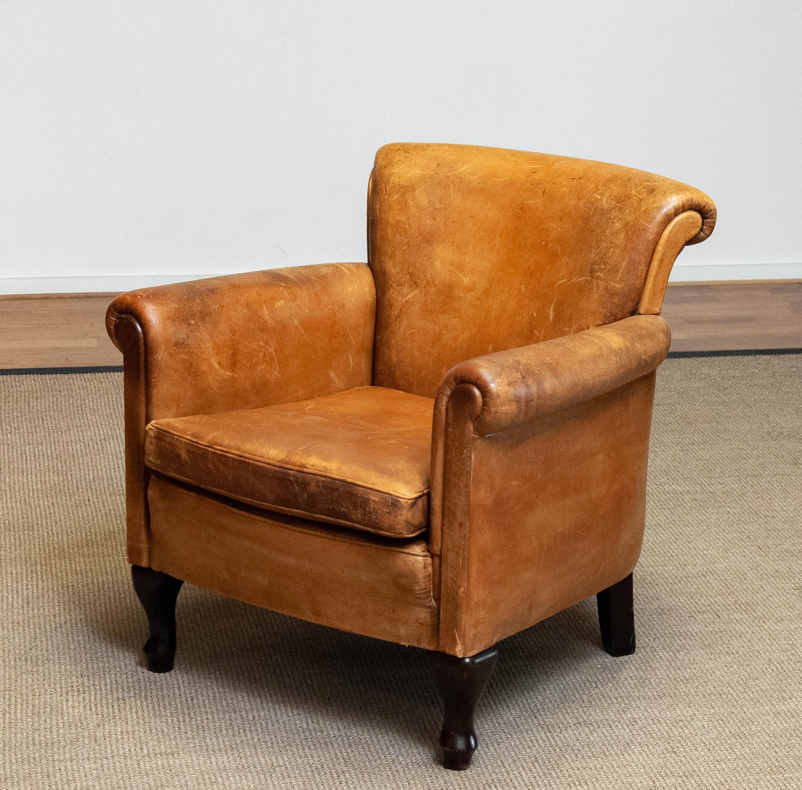 1960er Jahre Braun / Tan Französisch Art Deco 'Sheep' Leder Roll Back Lounge / Club Chair im Angebot 3