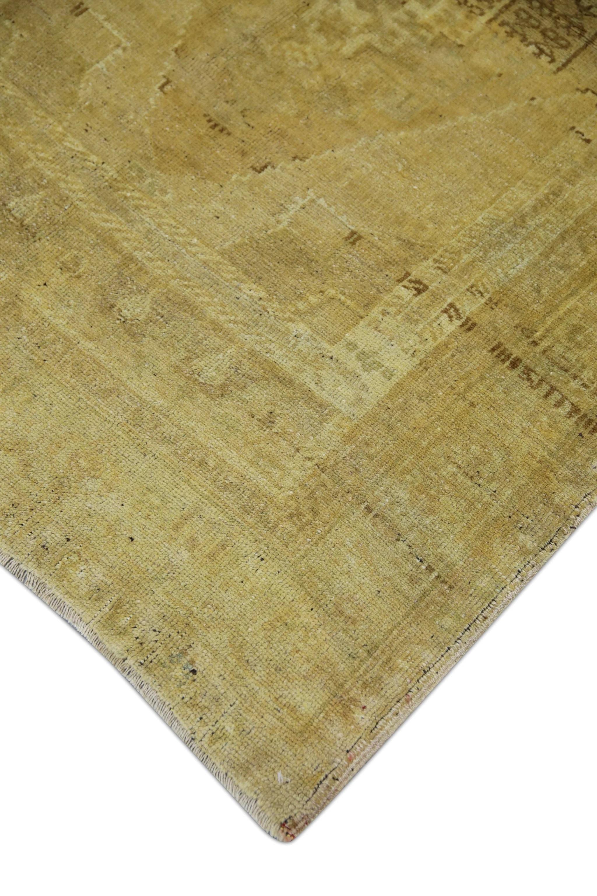Cet exquis tapis Oushak turc vintage est un exemple stupéfiant de savoir-faire traditionnel et de beauté intemporelle. Noué à la main à partir de fibres de laine de qualité supérieure, ce tapis présente des motifs complexes et des couleurs vives qui