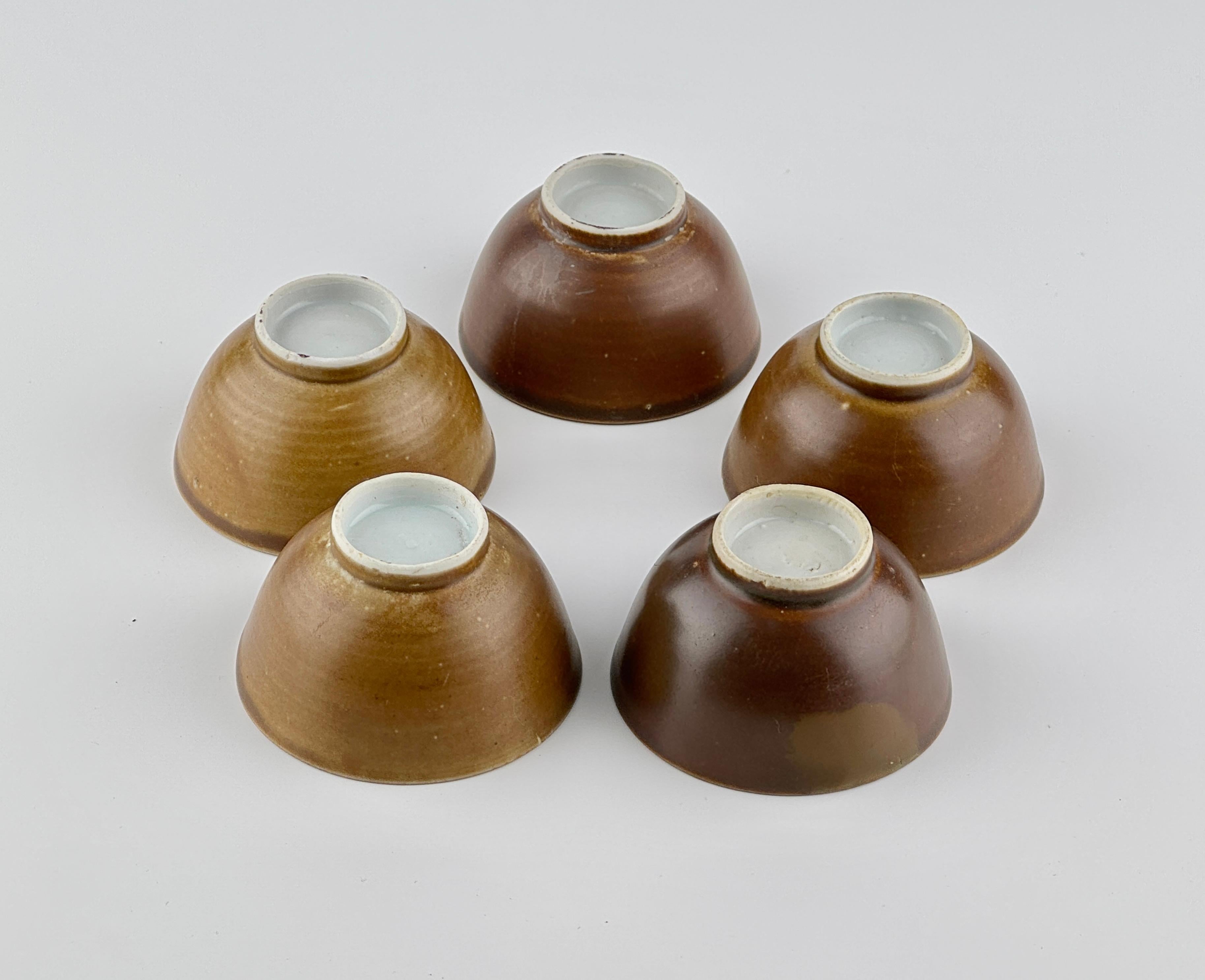 Ceramica Ciotole da tè smaltate di marrone provenienti dalla nave Mau Mau, dinastia Qing, epoca Yongzheng in vendita