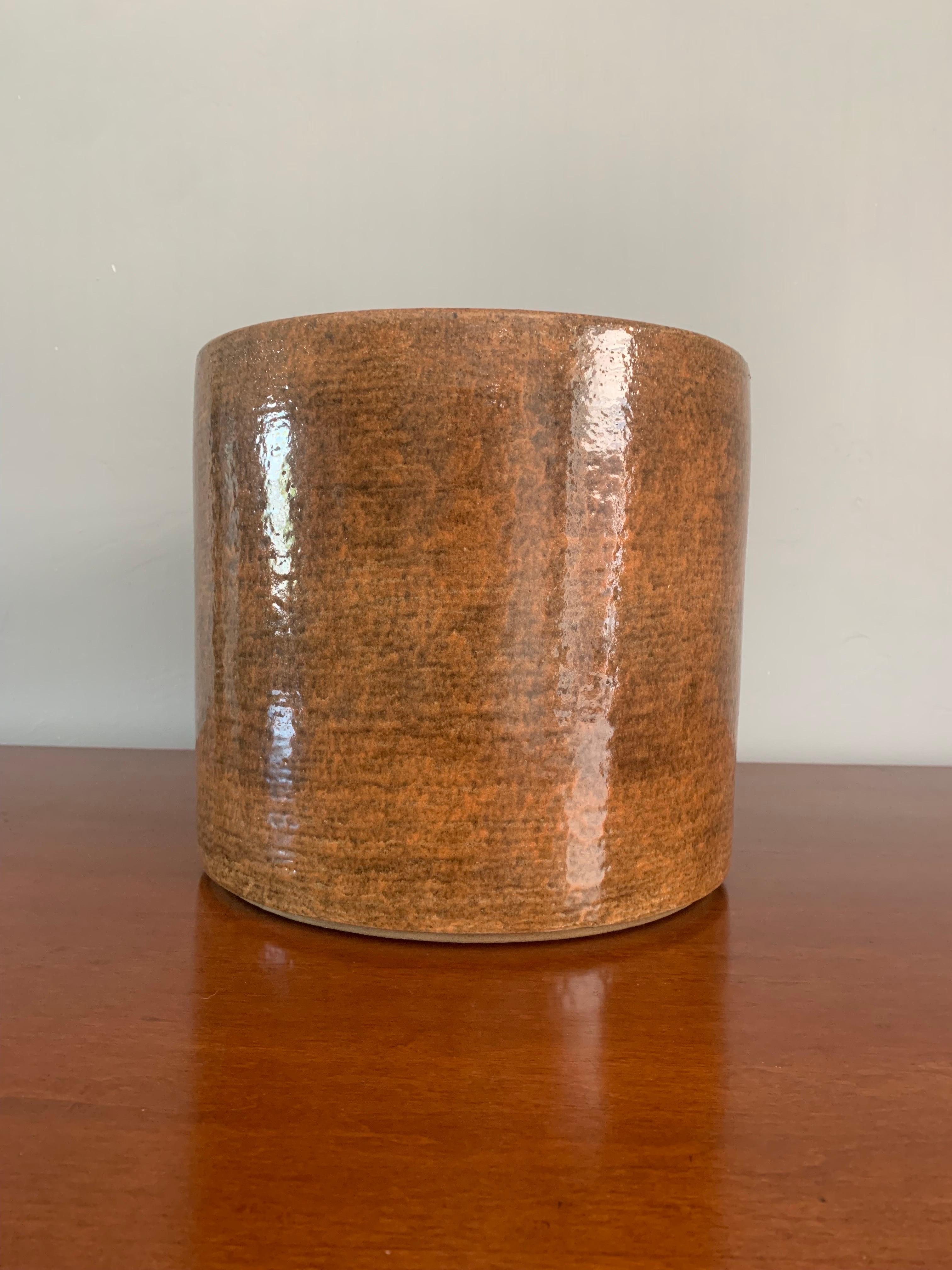 A beautiful example of the classic Gainey Ceramics AC-12 planter. Sporting a textured brown glaze. In excellent vintage condition. 

Planter is 12.5” deep
12.5” wide
And 11” tall

The bottom is not finished. 