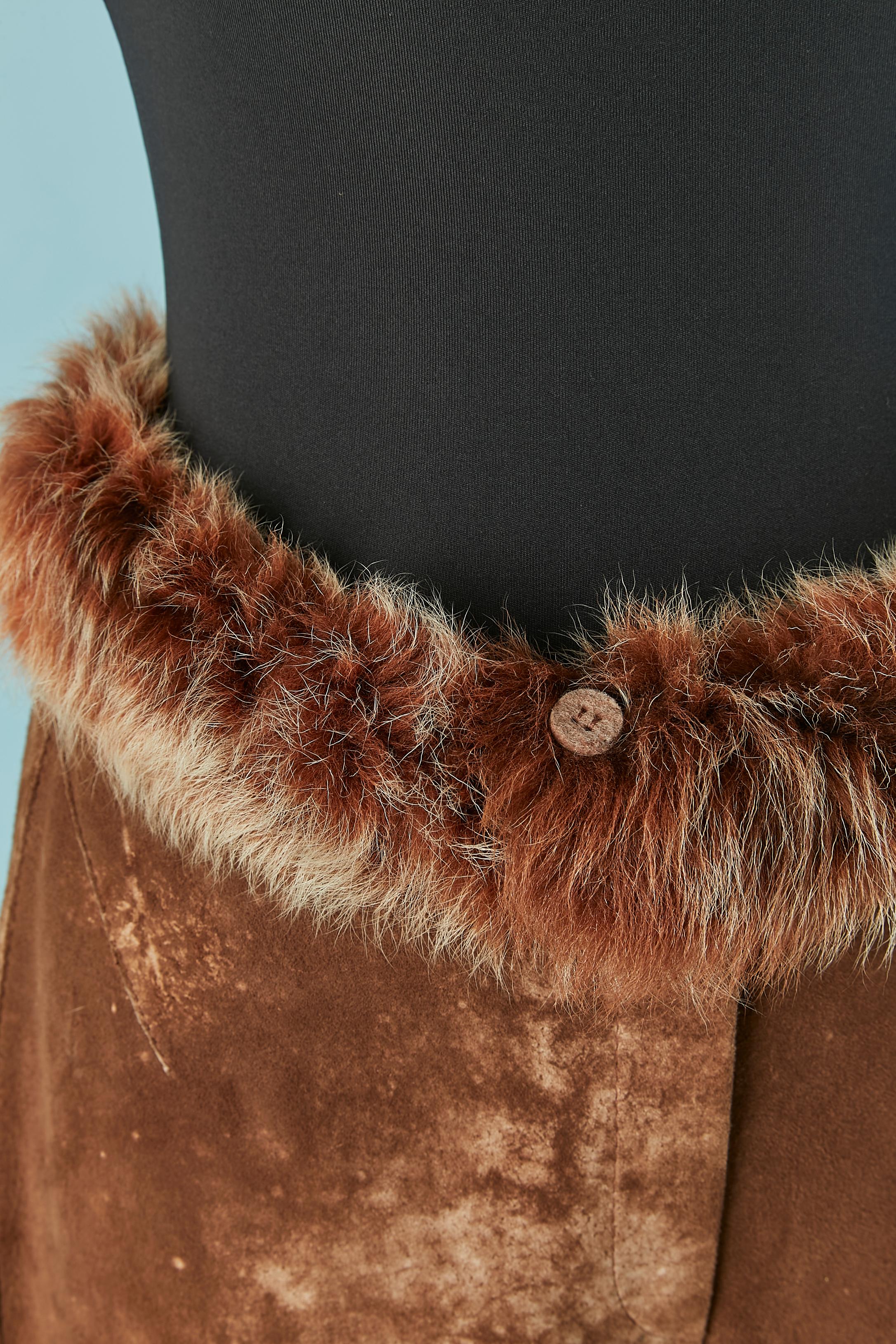 Braune, strukturierte Hose aus echtem Leder und Pelz. Keine Angaben zur Fabrikation, aber wahrscheinlich Viskose. Filzknopf und Knopflochverschluss in der vorderen Mitte + Reißverschluss. Beidseitige Spaltung an der Unterseite der Beine
GRÖSSE 40 /