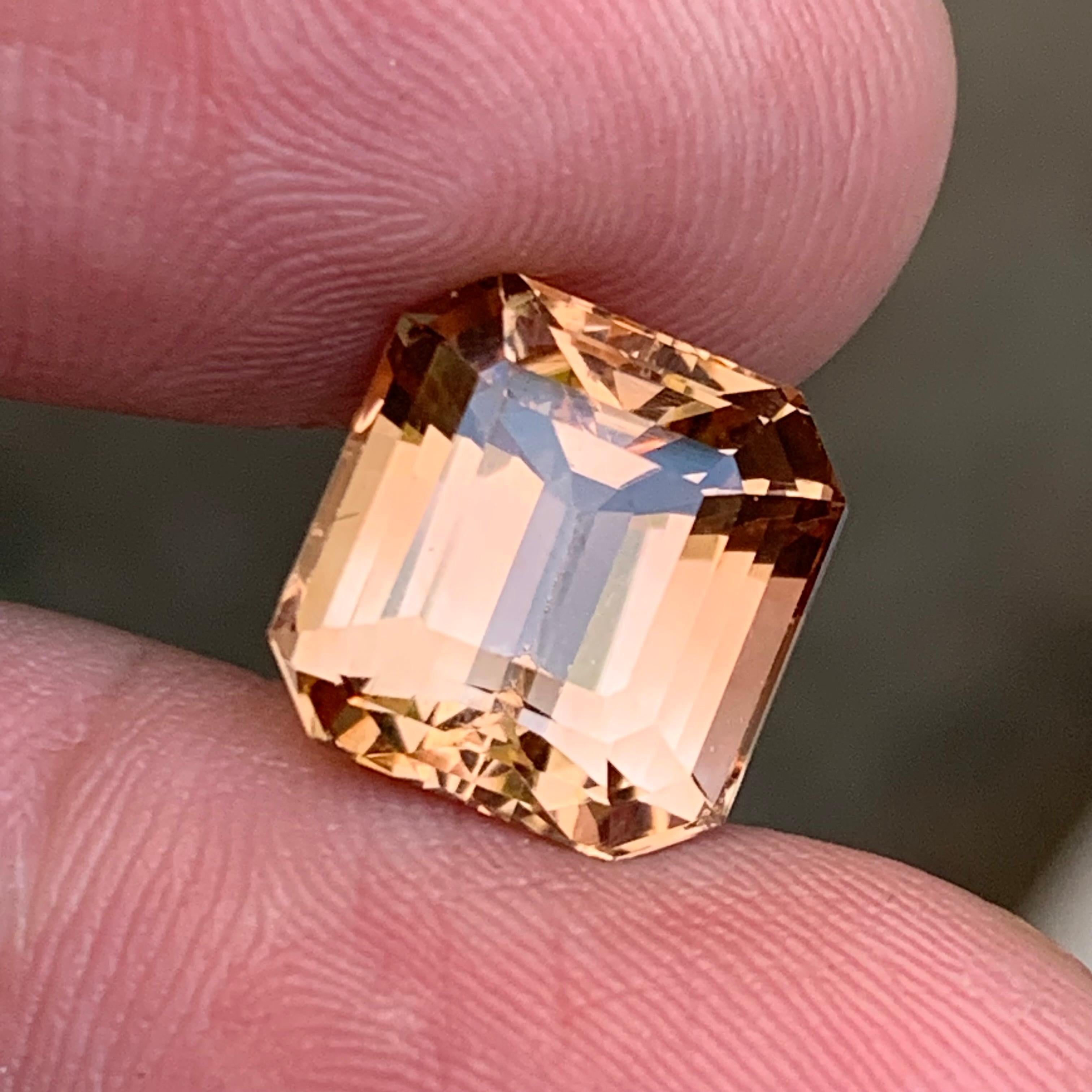 Entdecken Sie die warme Eleganz dieses natürlichen braunen Topas, der fachmännisch in eine auffällige Smaragdform von 9,46 Karat geschliffen wurde.

💎 EDELSTEINART: Topas
⚖️ GEWICHT: 9,46 Karat
FORM & SCHNITT: Stufen-Smaragd-Schliff
📏 GRÖSSE (MM):