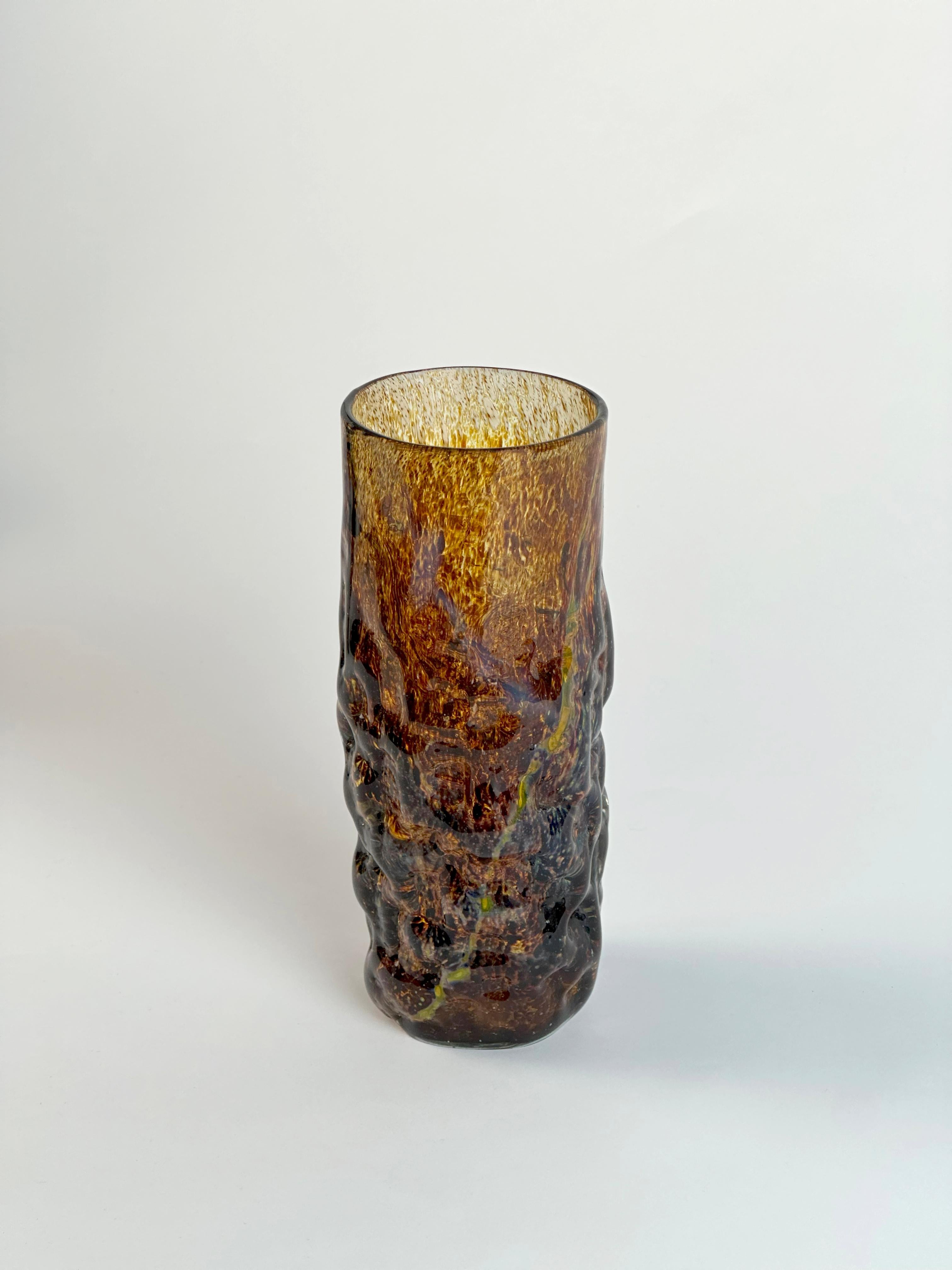 Brutalisme Vase en verre d'art texturé en écaille de tortue Brown par Mdina C.C. en vente
