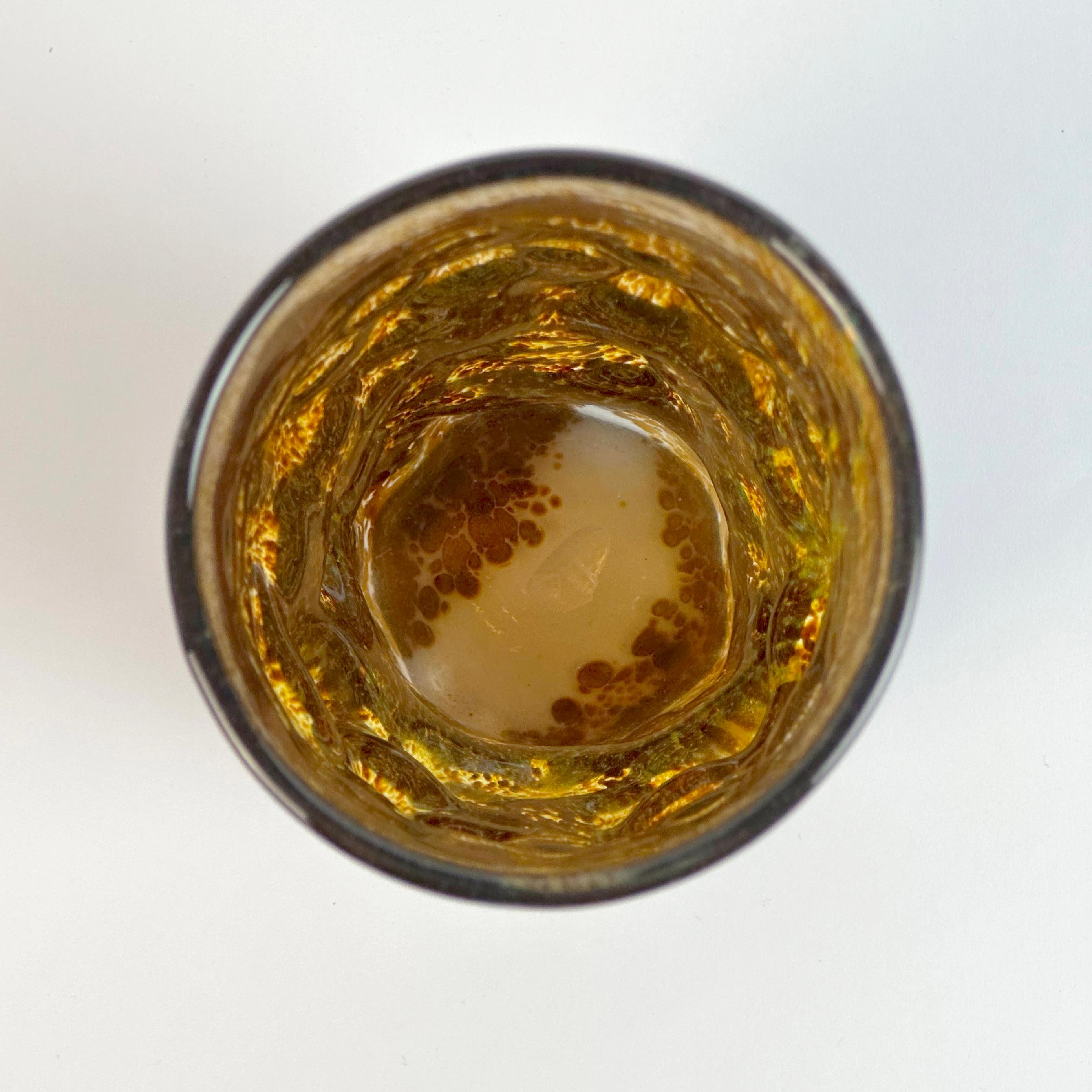 Fin du 20e siècle Vase en verre d'art texturé en écaille de tortue Brown par Mdina C.C. en vente