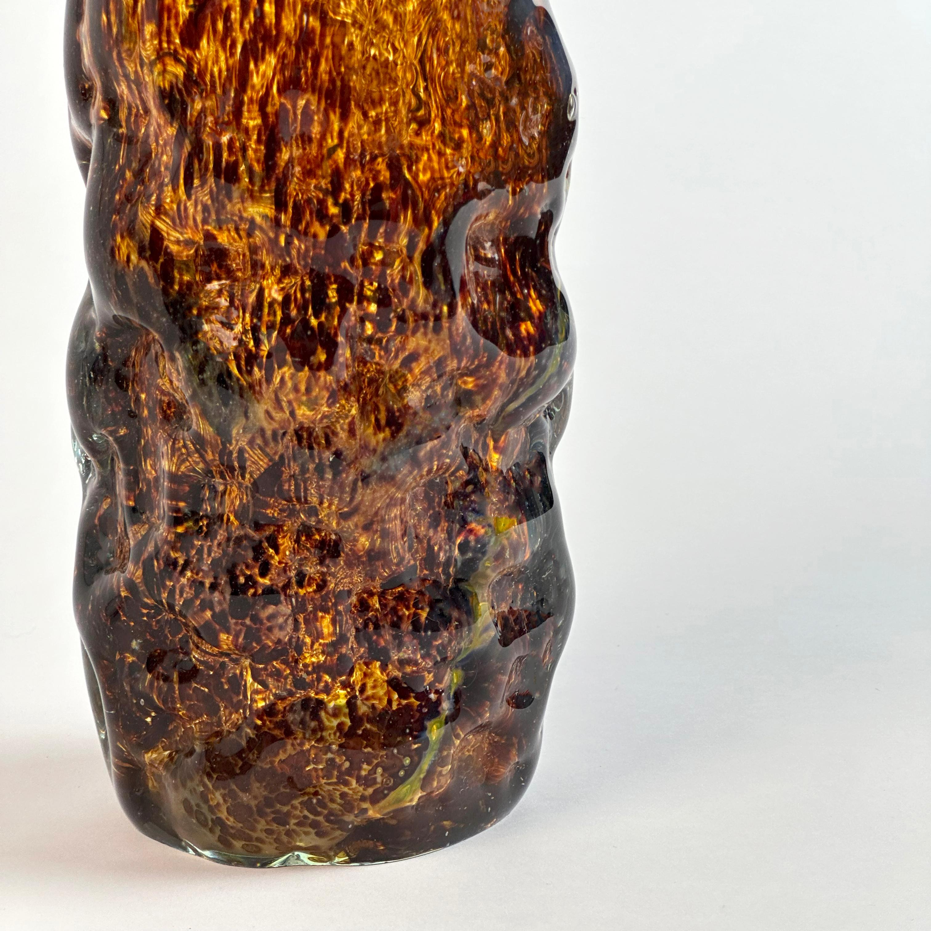 Vase en verre d'art texturé en écaille de tortue Brown par Mdina C.C. en vente 1