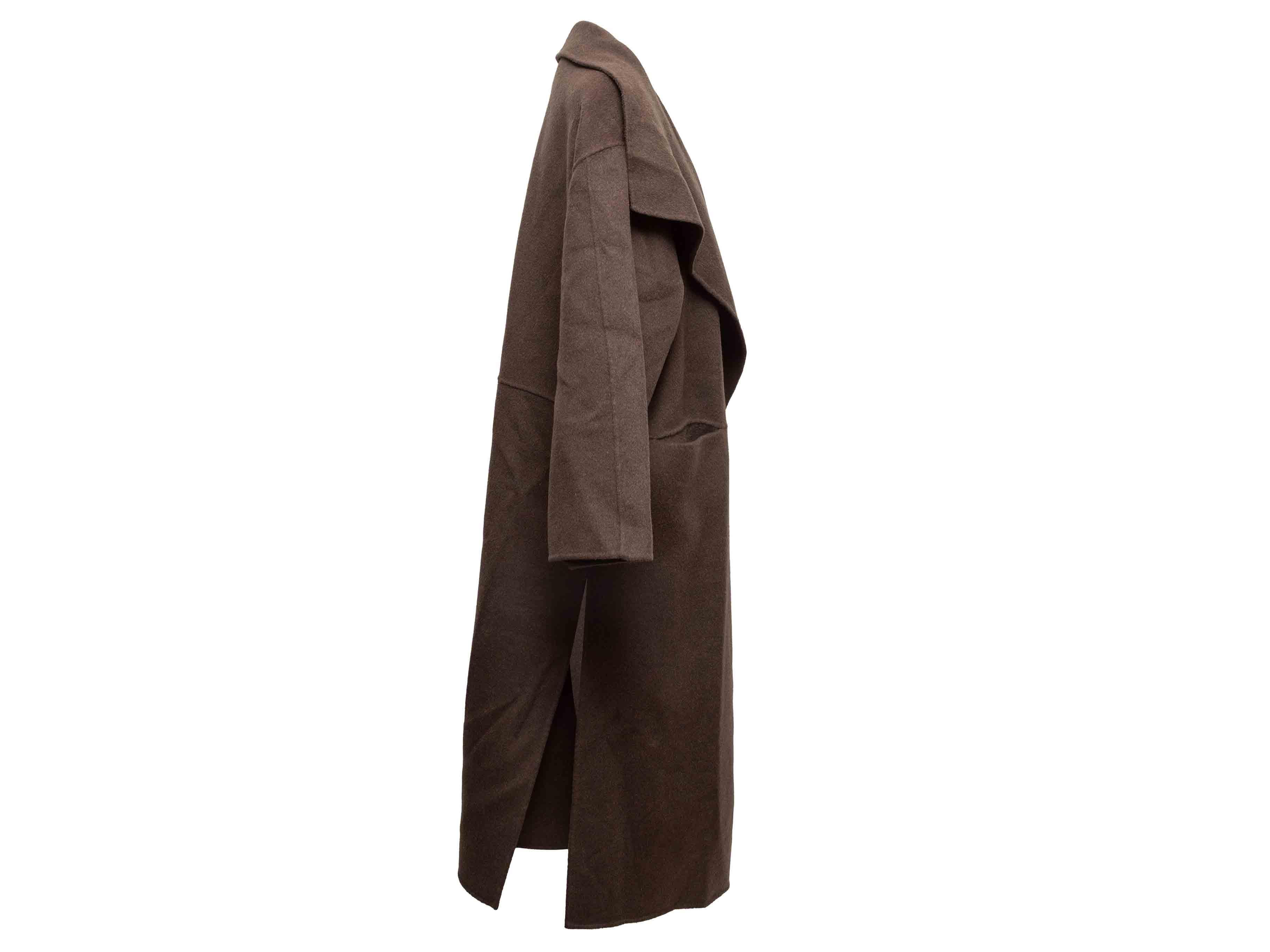 Cappotto lungo marrone in lana e misto cashmere di Toteme. Colletto oversize. Doppia tasca sui fianchi. Seno 44