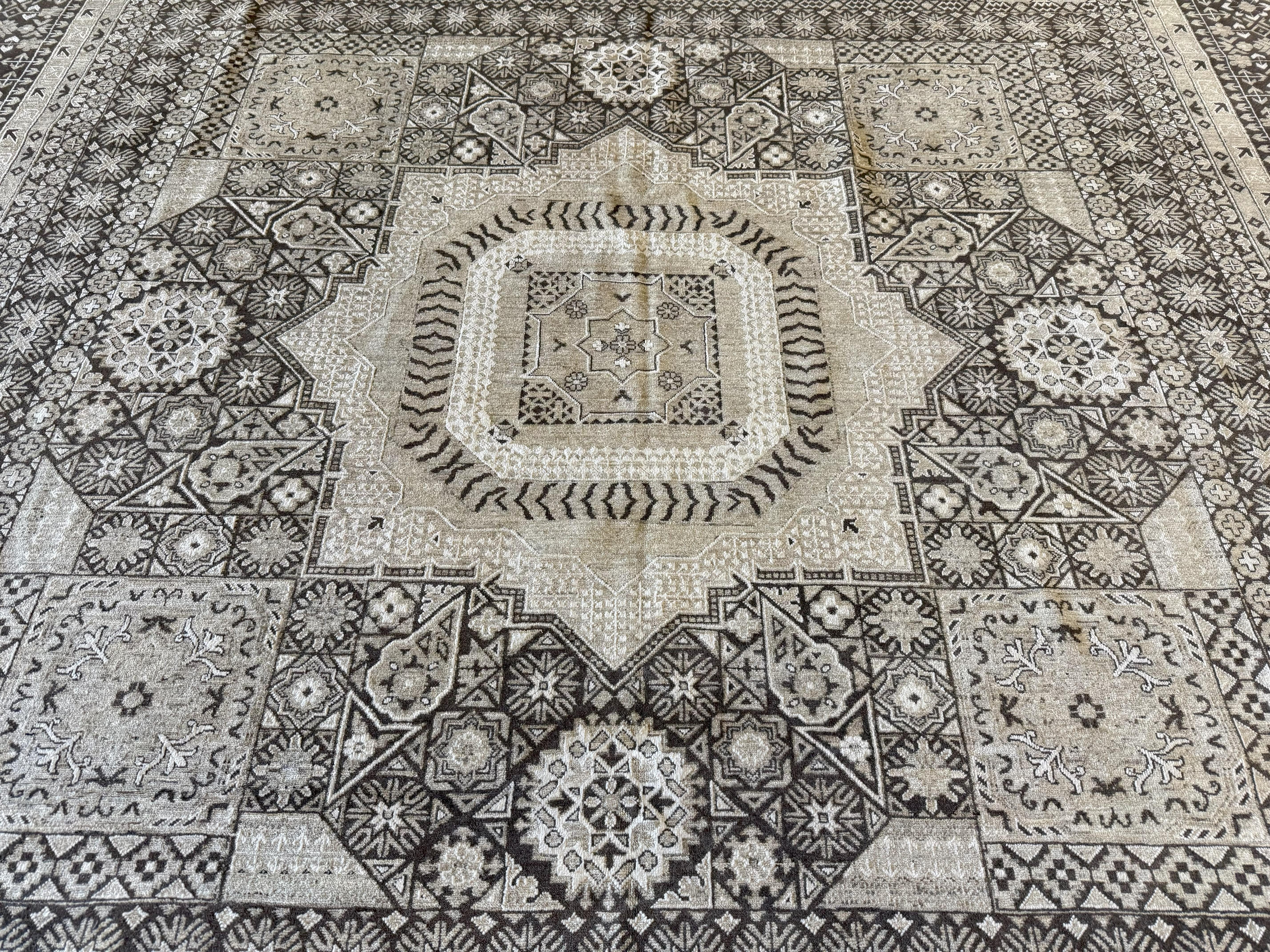 Esta alfombra paquistaní de 12'2 
