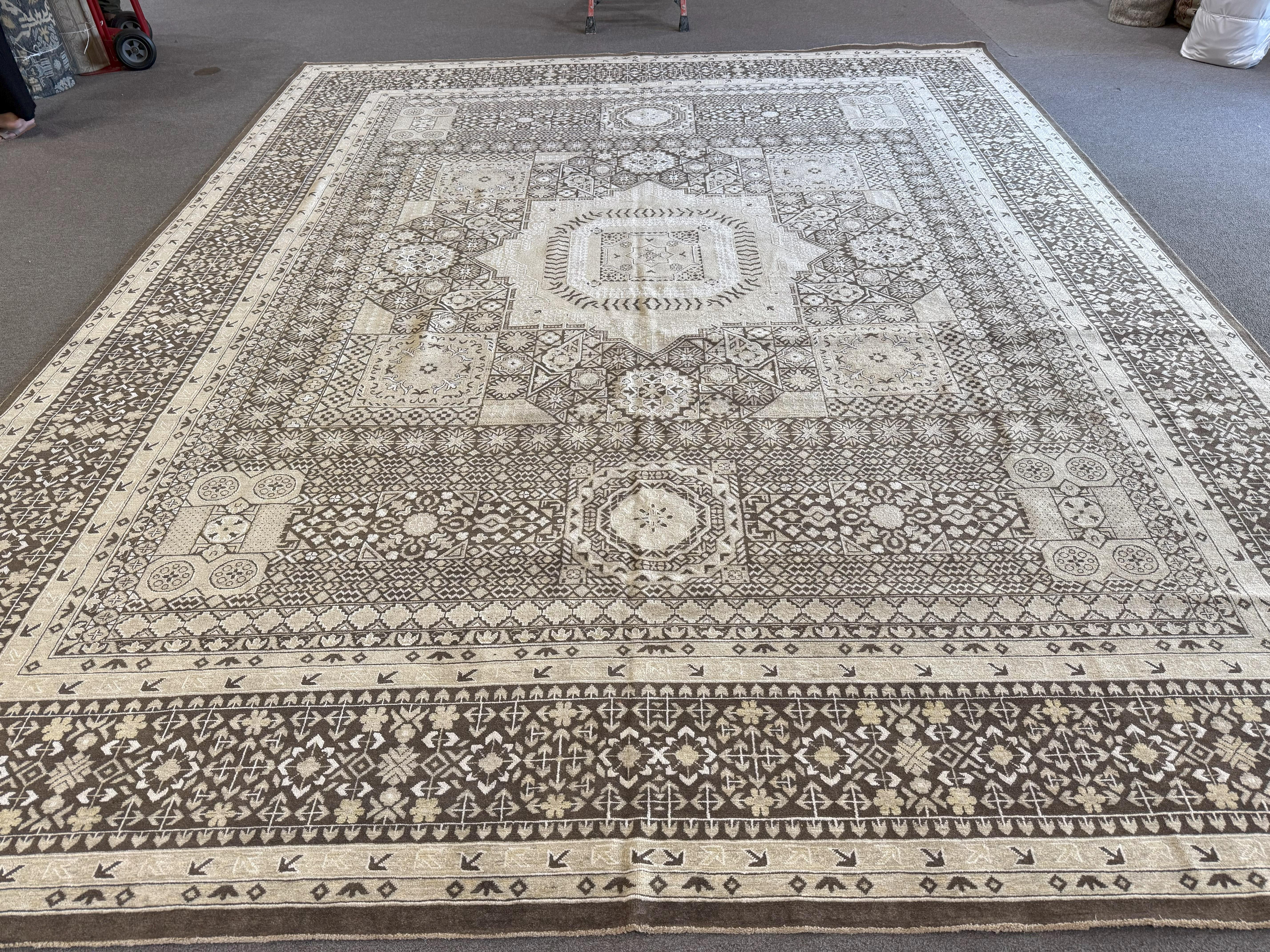 Alfombra paquistaní de diseño tradicional marrón con medallón central Pakistaní en venta