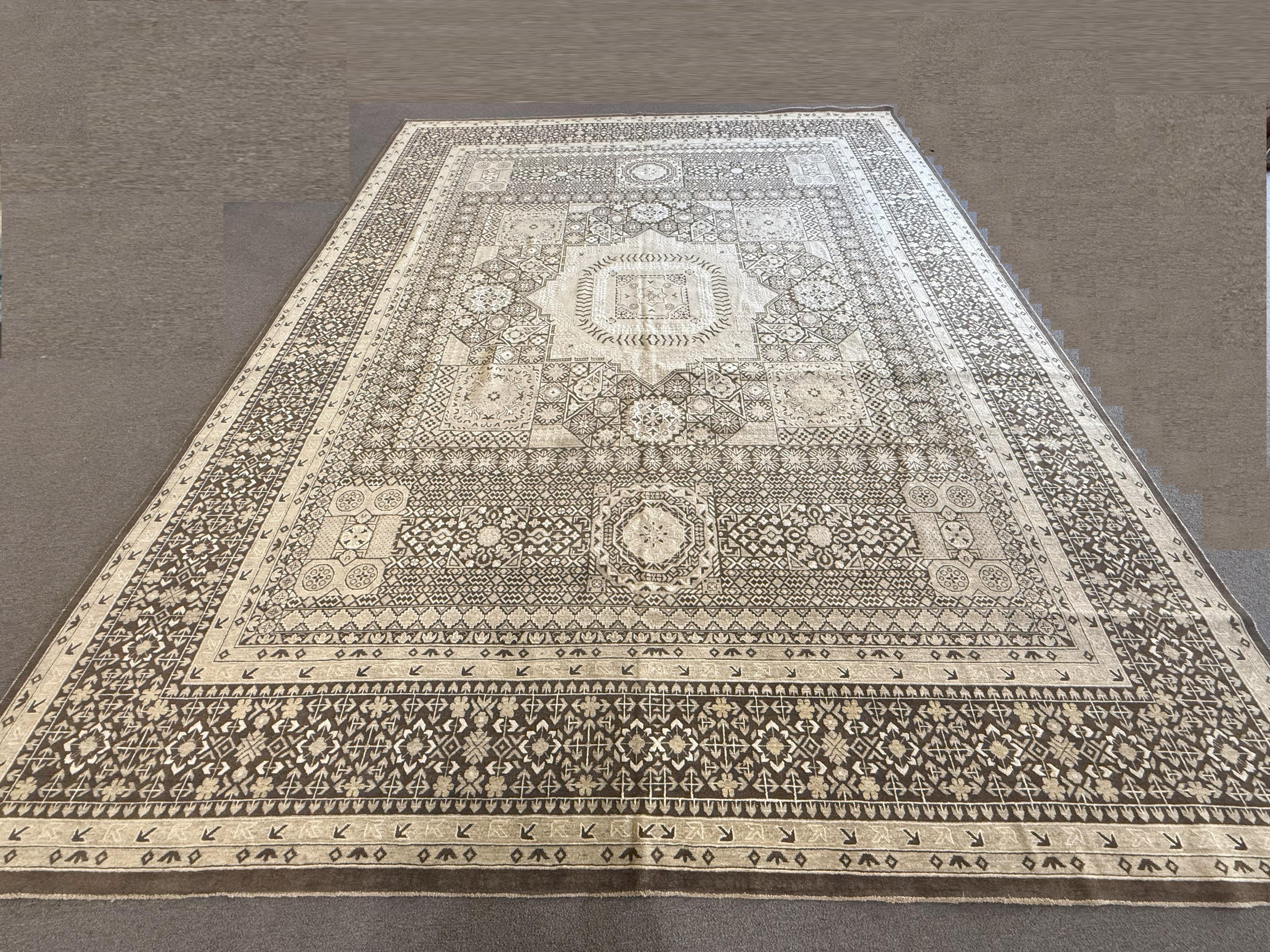 Alfombra paquistaní de diseño tradicional marrón con medallón central Anudado a mano en venta