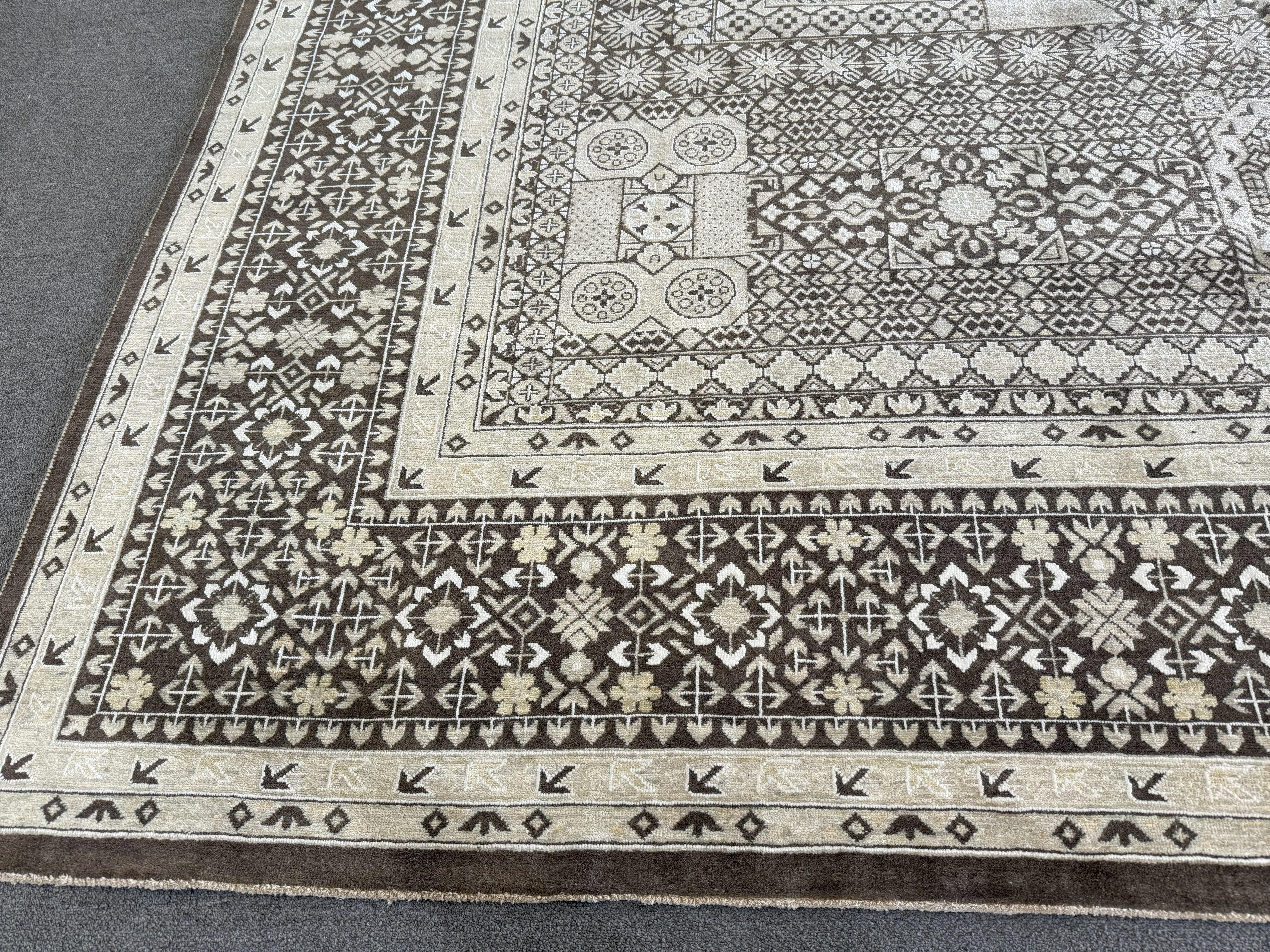 Alfombra paquistaní de diseño tradicional marrón con medallón central en Nuevo estado para la venta en West Hollywood, CA