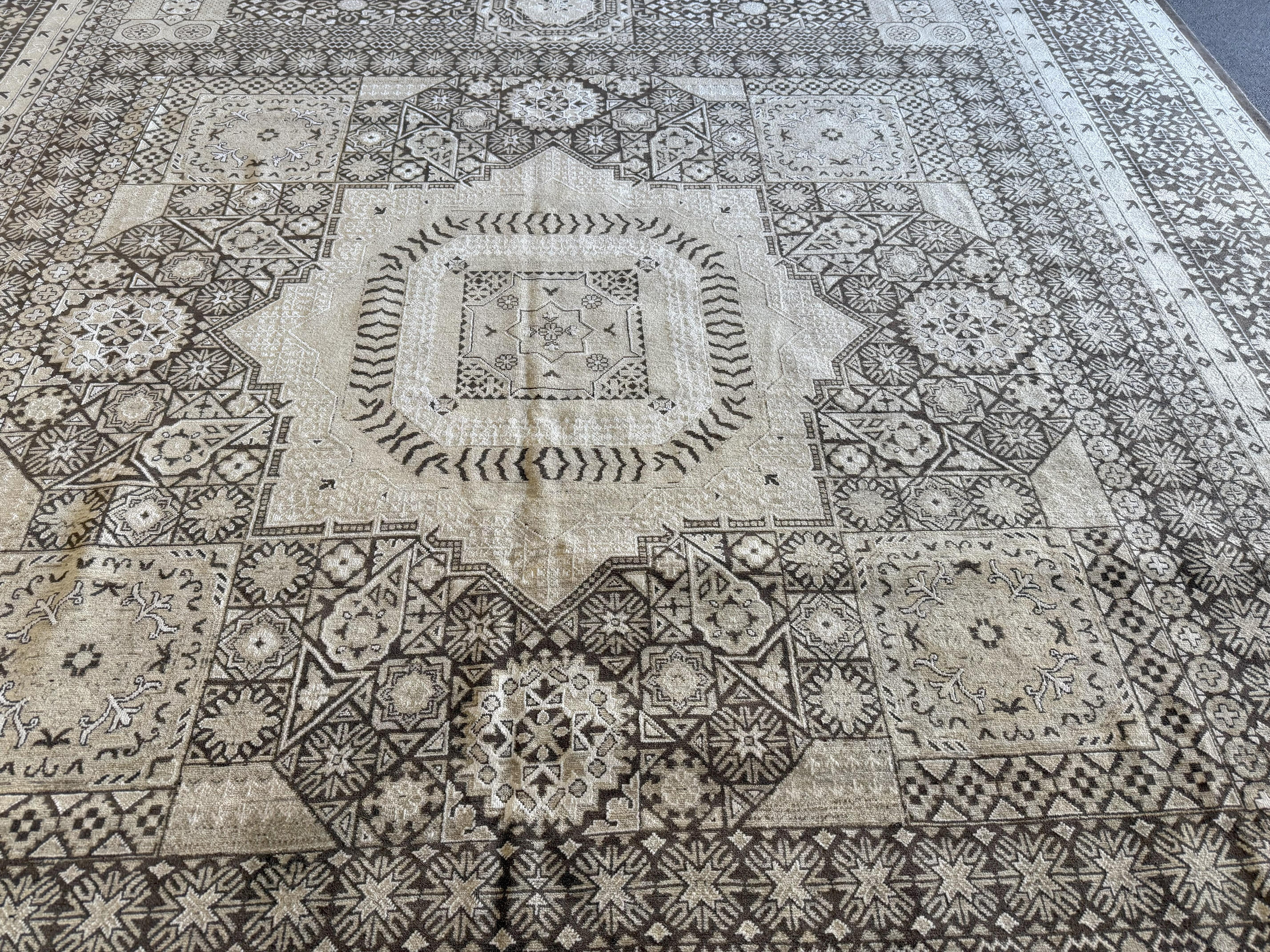 Alfombra paquistaní de diseño tradicional marrón con medallón central Siglo XXI y contemporáneo en venta