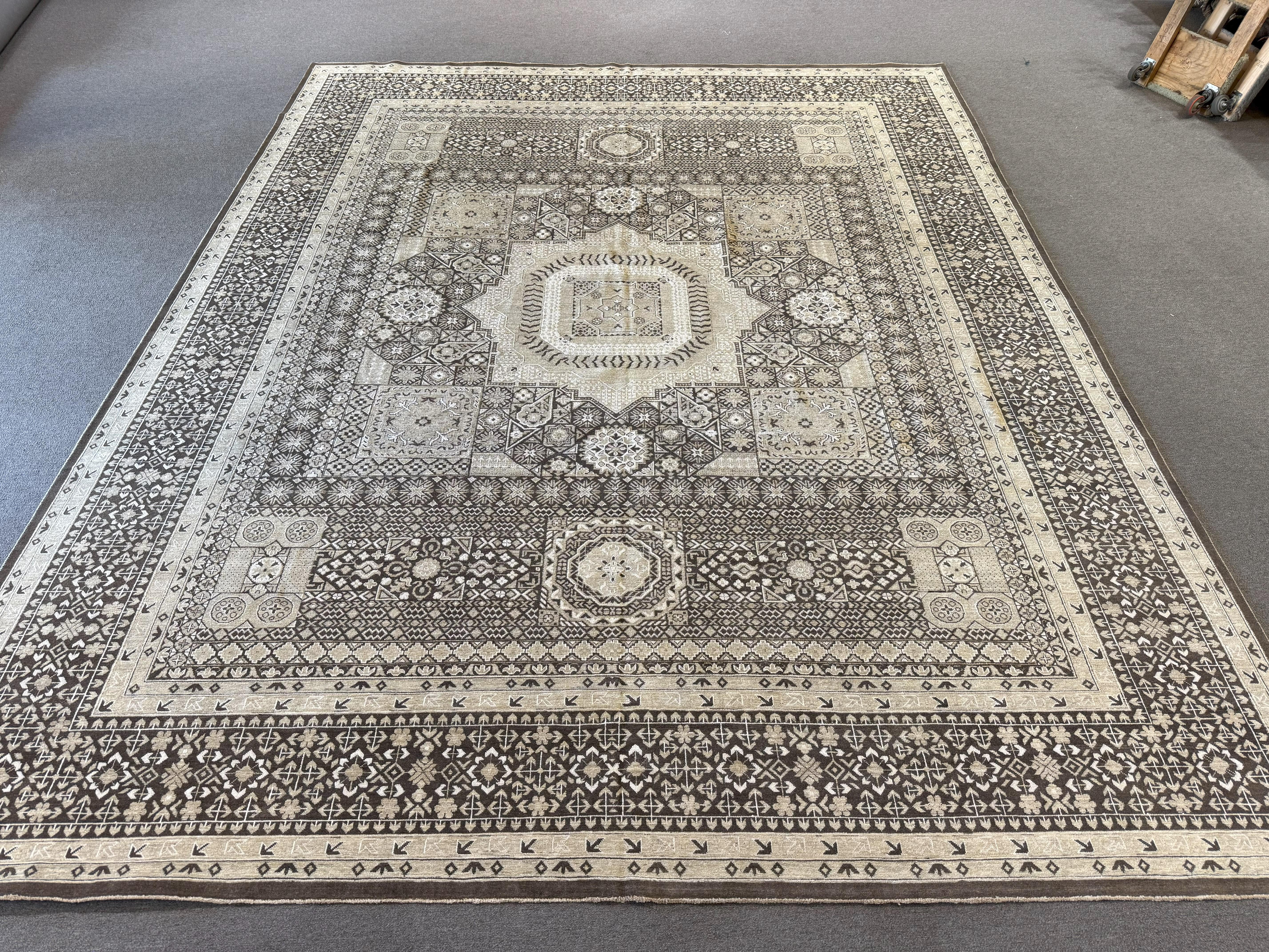 Alfombra paquistaní de diseño tradicional marrón con medallón central Lana en venta