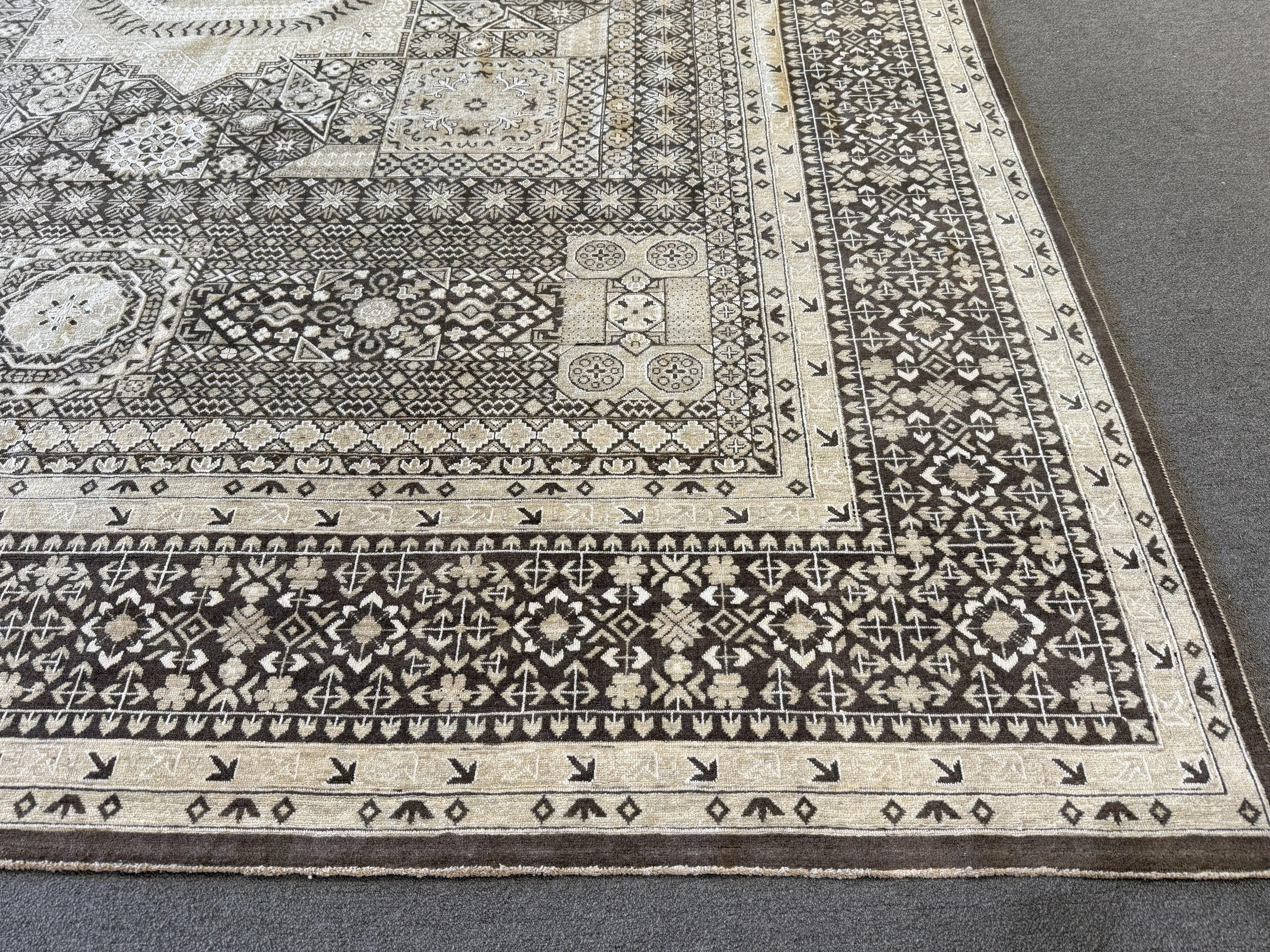 Alfombra paquistaní de diseño tradicional marrón con medallón central en venta 1