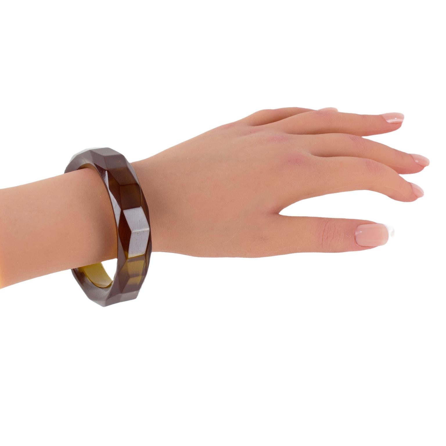Bracciale Bangle in bachelite traslucida marrone con intaglio in vendita 3