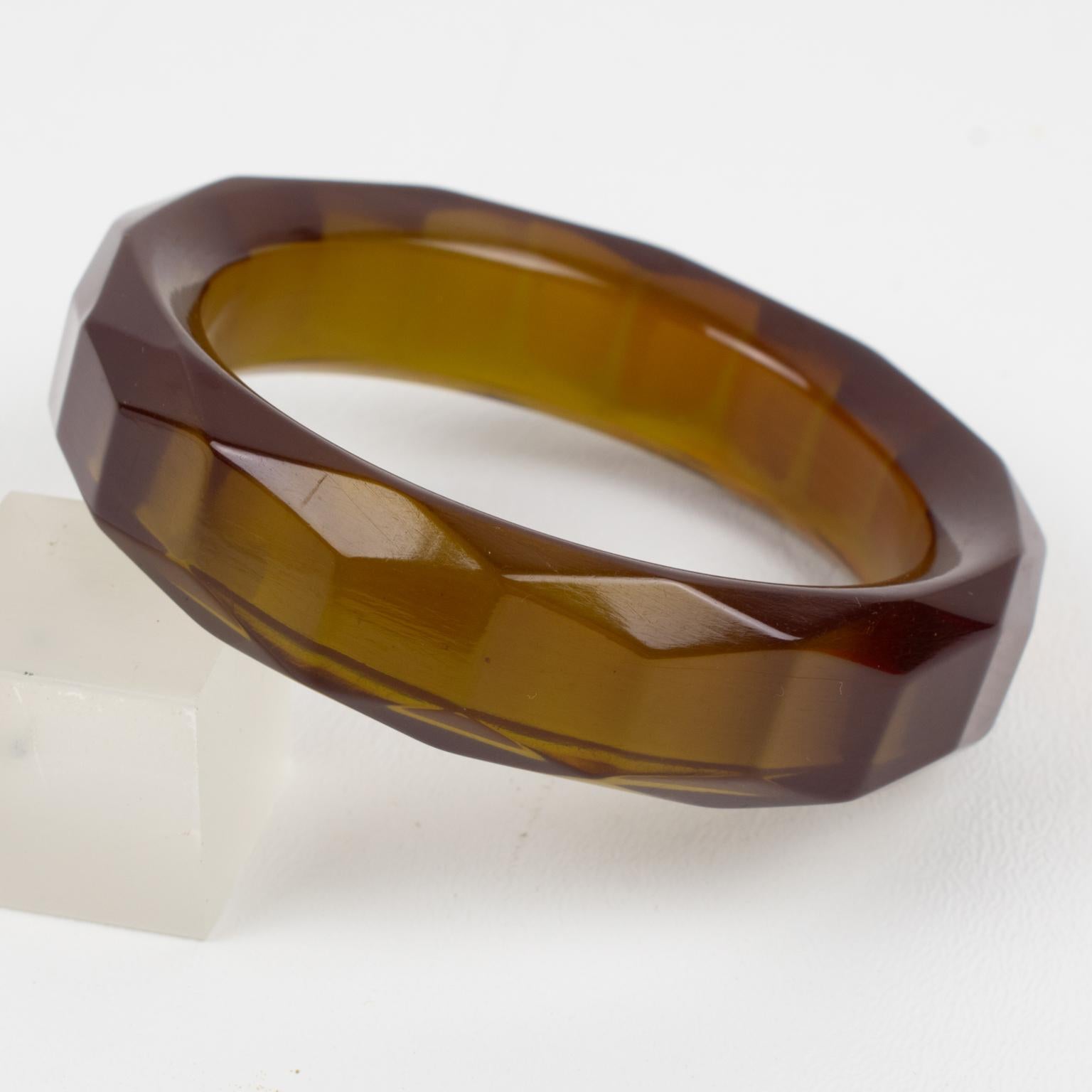 Bracciale Bangle in bachelite traslucida marrone con intaglio in vendita 3