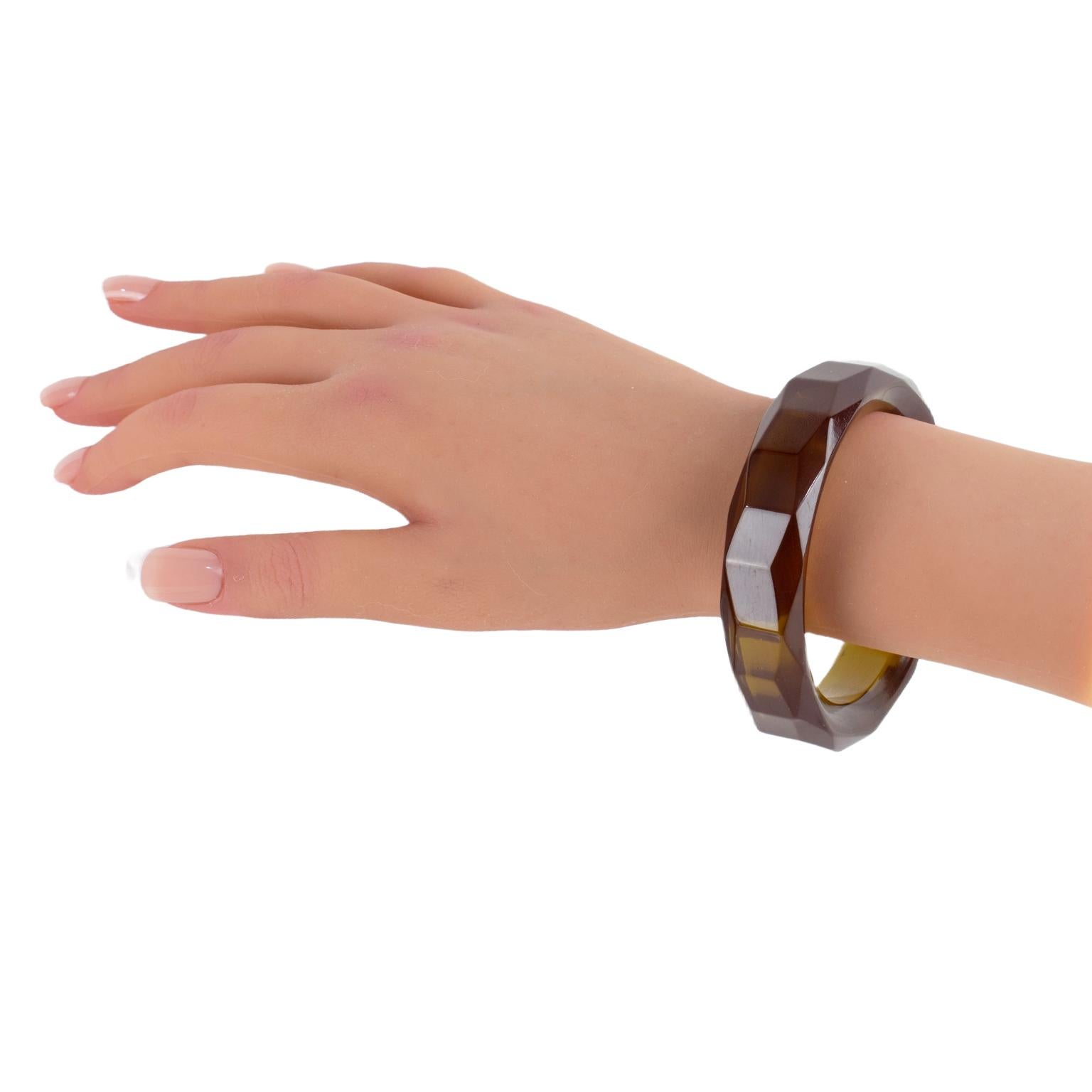 Bracciale Bangle in bachelite traslucida marrone con intaglio In condizioni ottime in vendita a Atlanta, GA