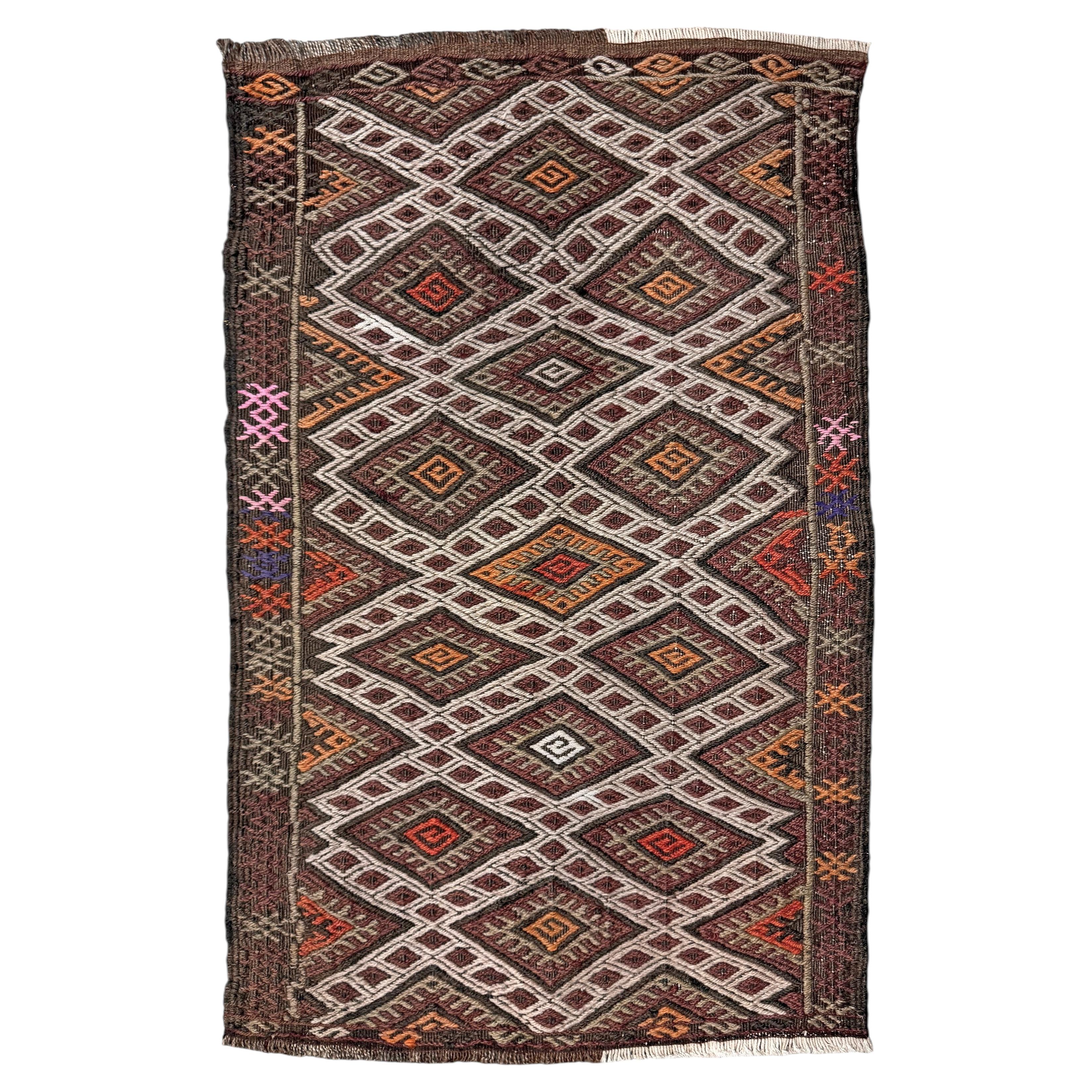 Brauner türkischer Cicim Vintage Mini Kelim - • Handgefertigter bestickter Flachgewebe-Teppich im Angebot