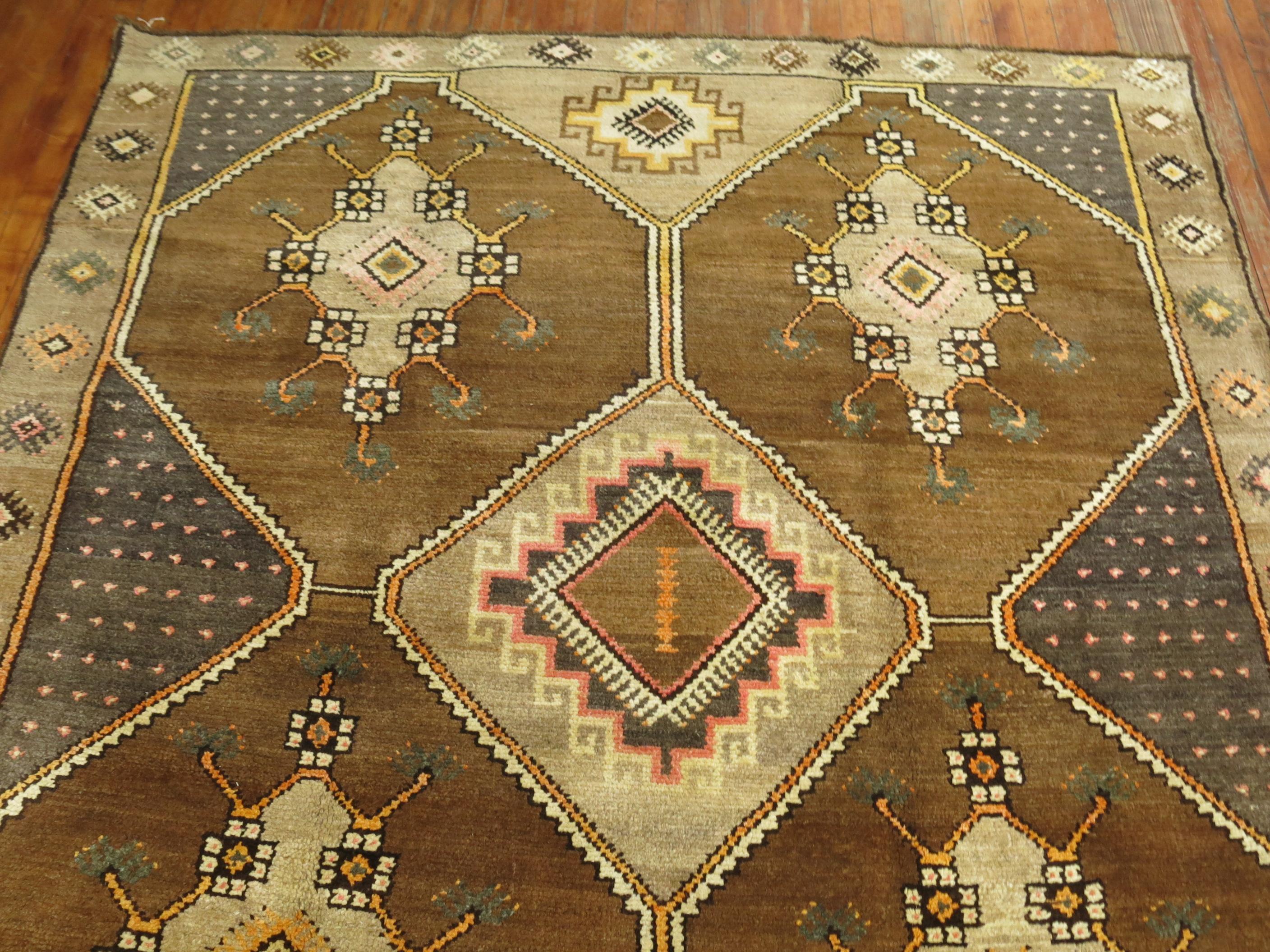 Tapis de course turc Kars avec un motif géométrique à grande échelle.

Kars est un village situé dans le nord-est de la Turquie. Les tisserands de cette région ont tendance à fabriquer de longs chemins de roulement et de longs tapis de galerie de
