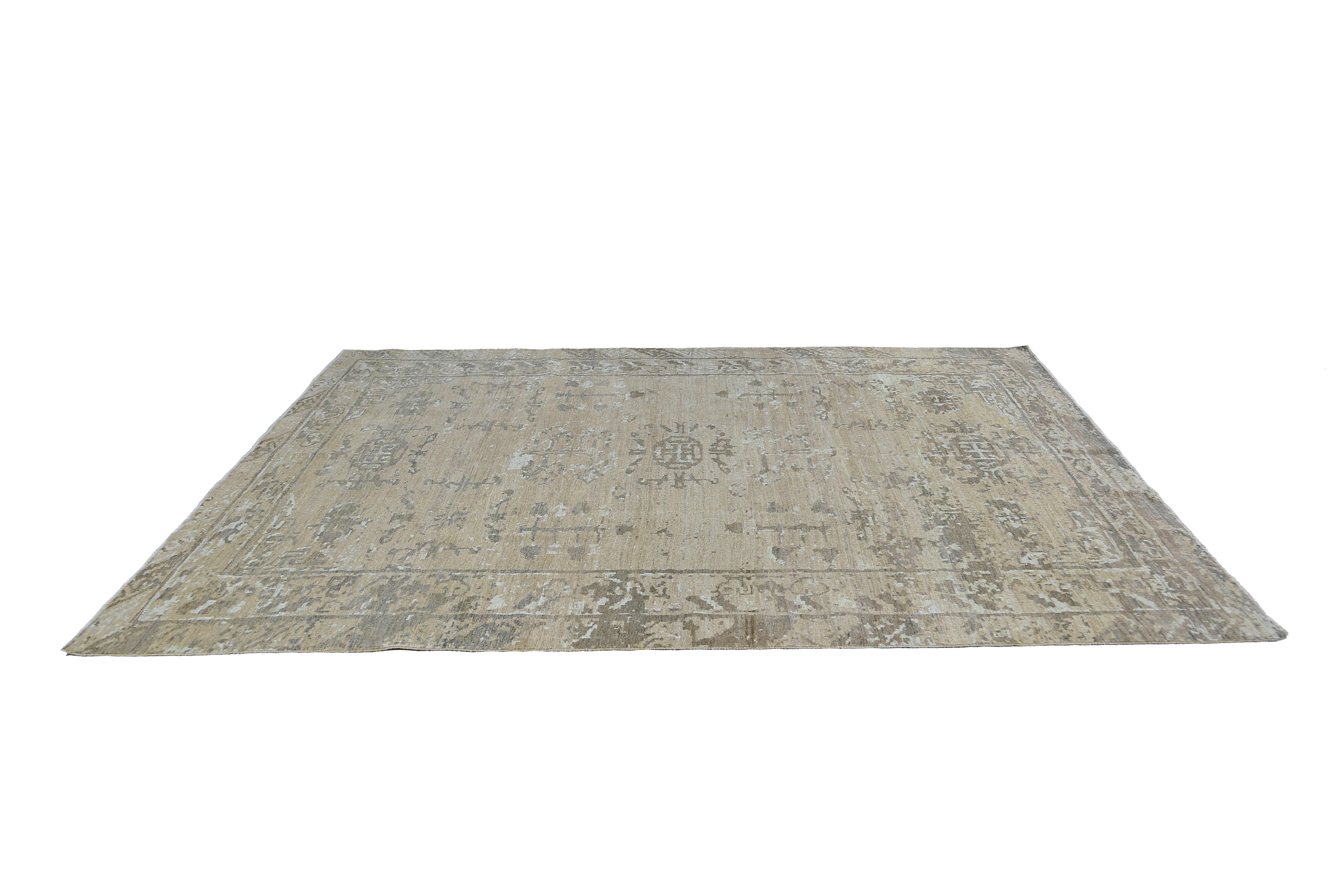 Il nostro tappeto turco di dimensioni 7'10'' x 9'9'' con un ricco colore marrone è un pezzo versatile che si abbina a qualsiasi stile di interni. Realizzato a mano con lana di alta qualità, questo tappeto è morbido, resistente e destinato a durare